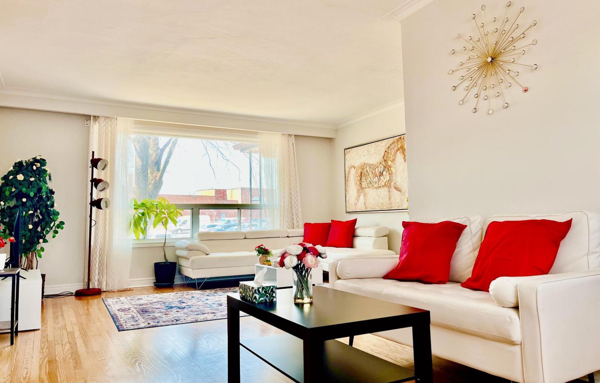 Sunny House - Main Floor, Free Parking, In