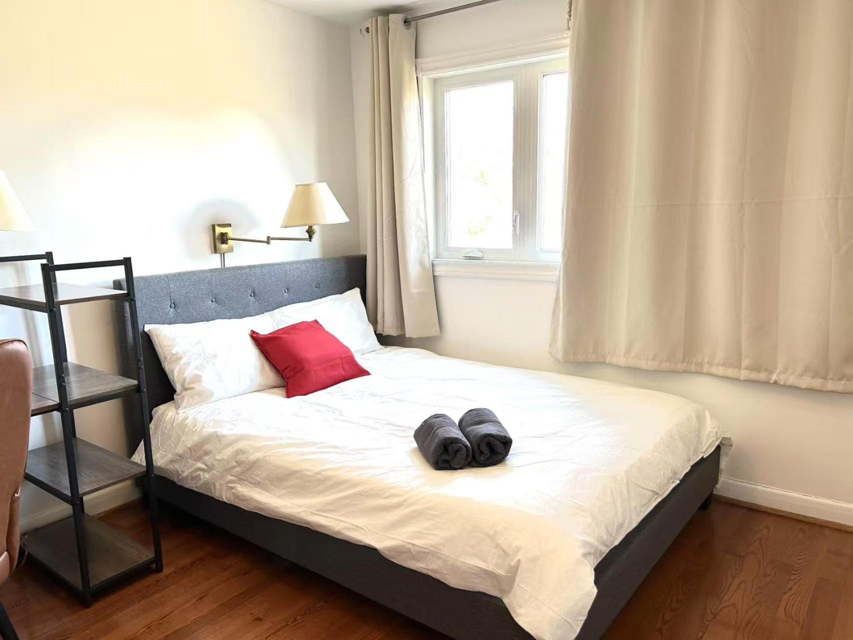Scarborough Cozy With Double Bed Free Parking Near Stores And Transit Guest house *