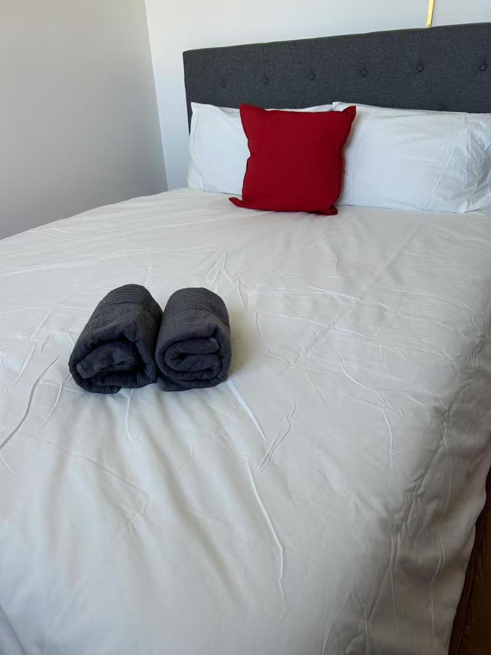 Scarborough Cozy With Double Bed Free Parking Near Stores And Transit
