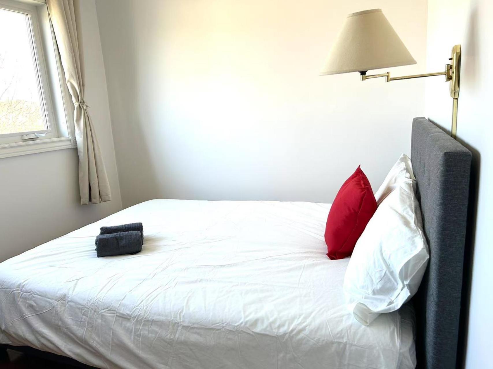 Guest house Scarborough Cozy With Double Bed Free Parking Near Stores And Transit *