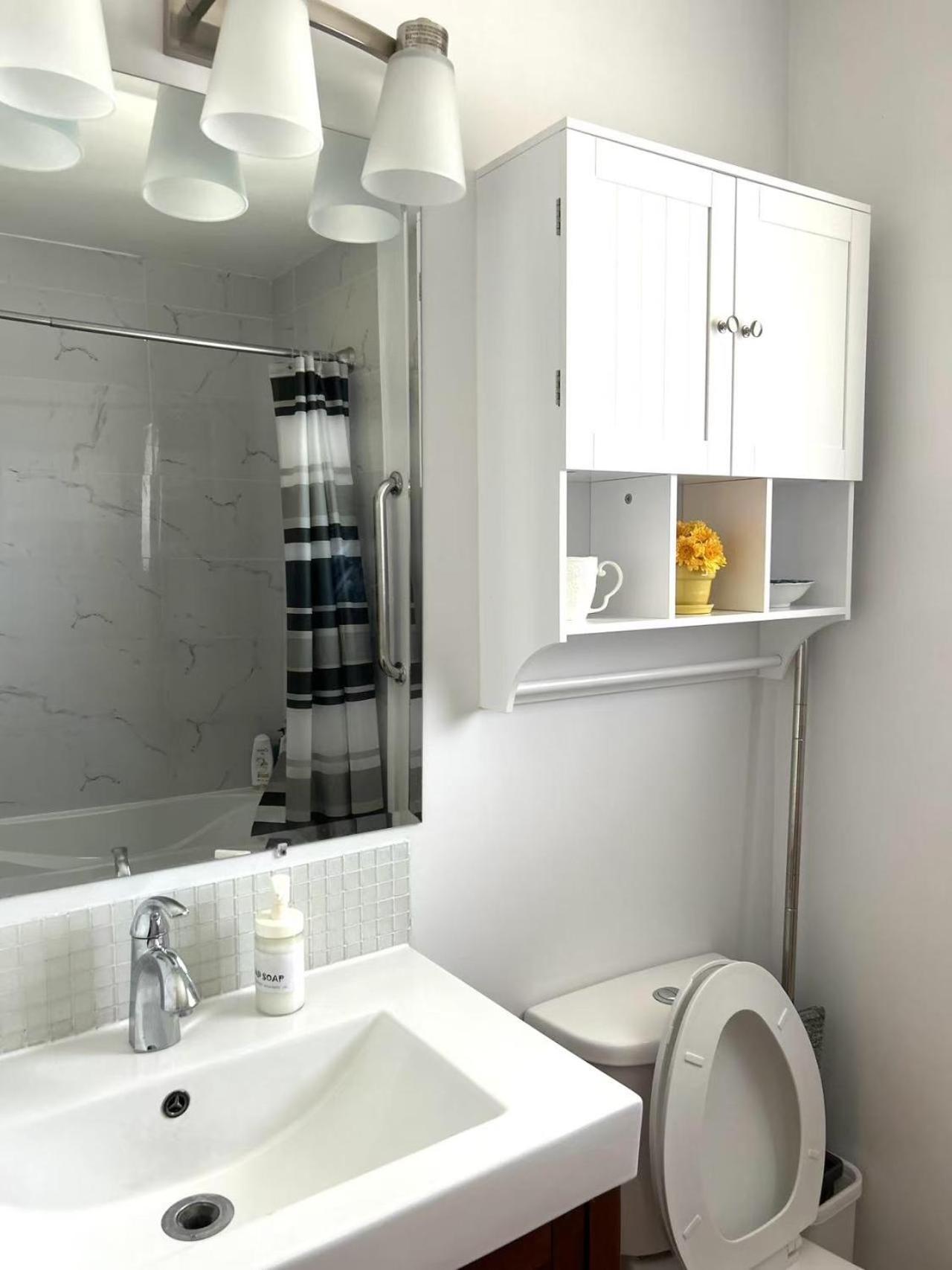 Scarborough Cozy With Double Bed Free Parking Near Stores And Transit Guest house Toronto