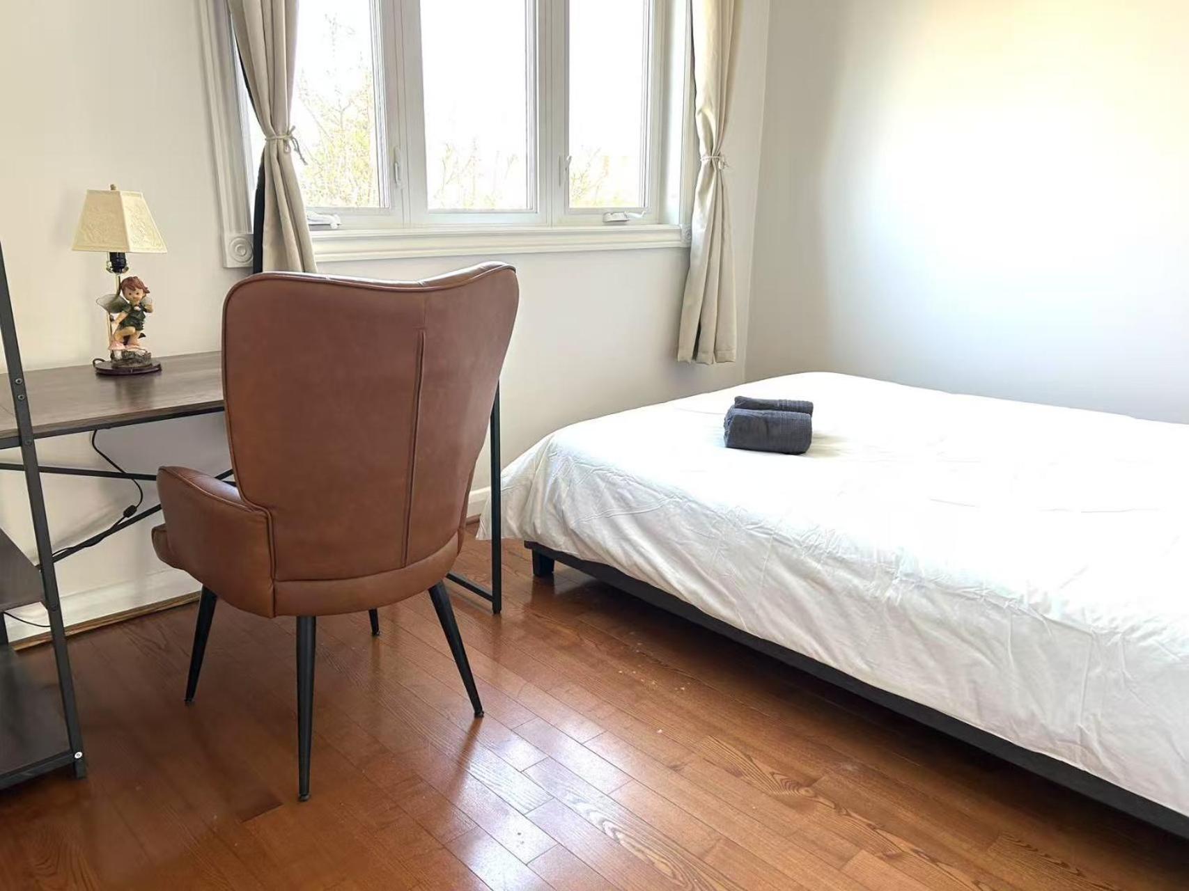 Guest house Scarborough Cozy With Double Bed Free Parking Near Stores And Transit Toronto