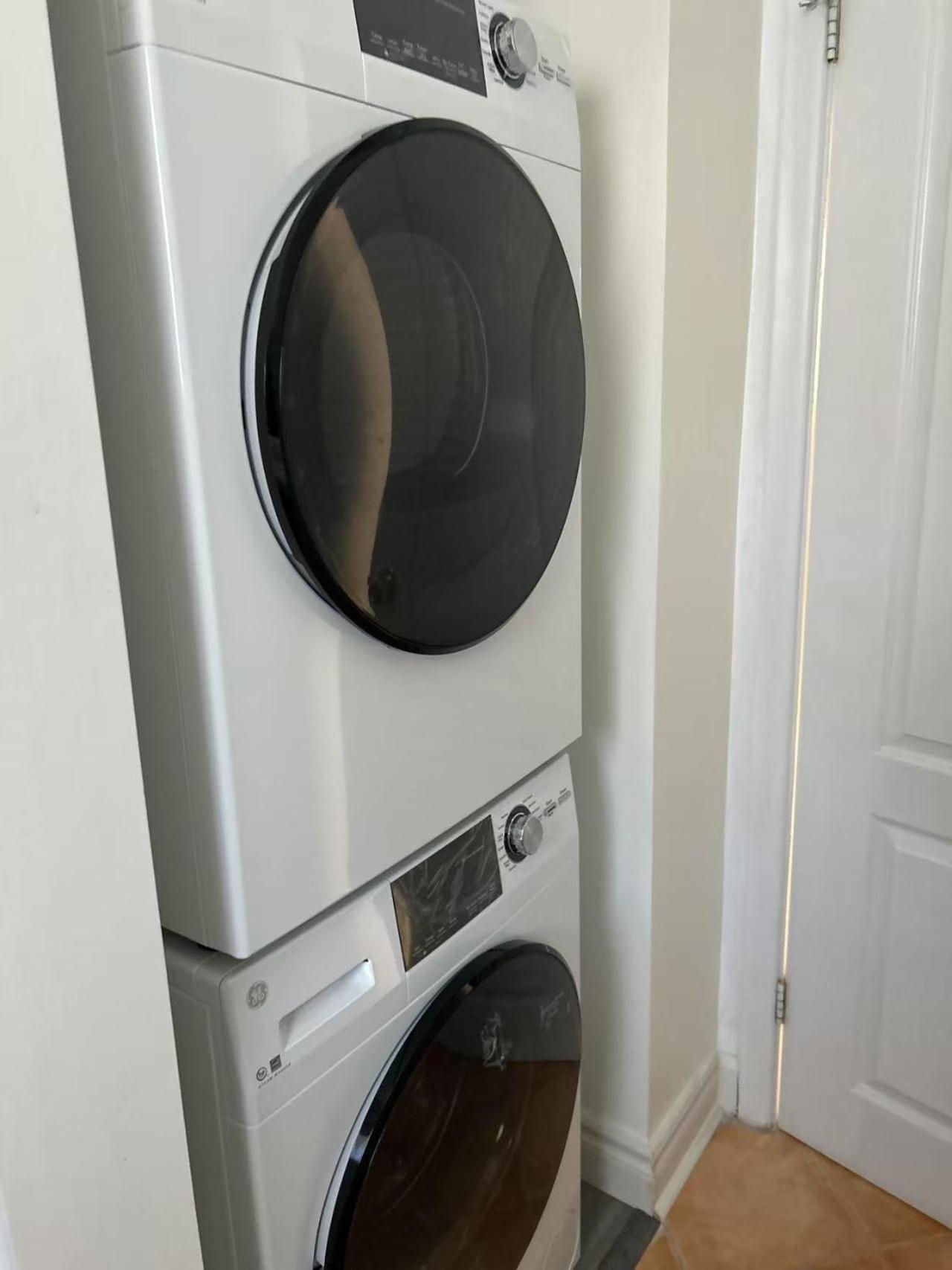 Scarborough Cozy With Double Bed Free Parking Near Stores And Transit Toronto