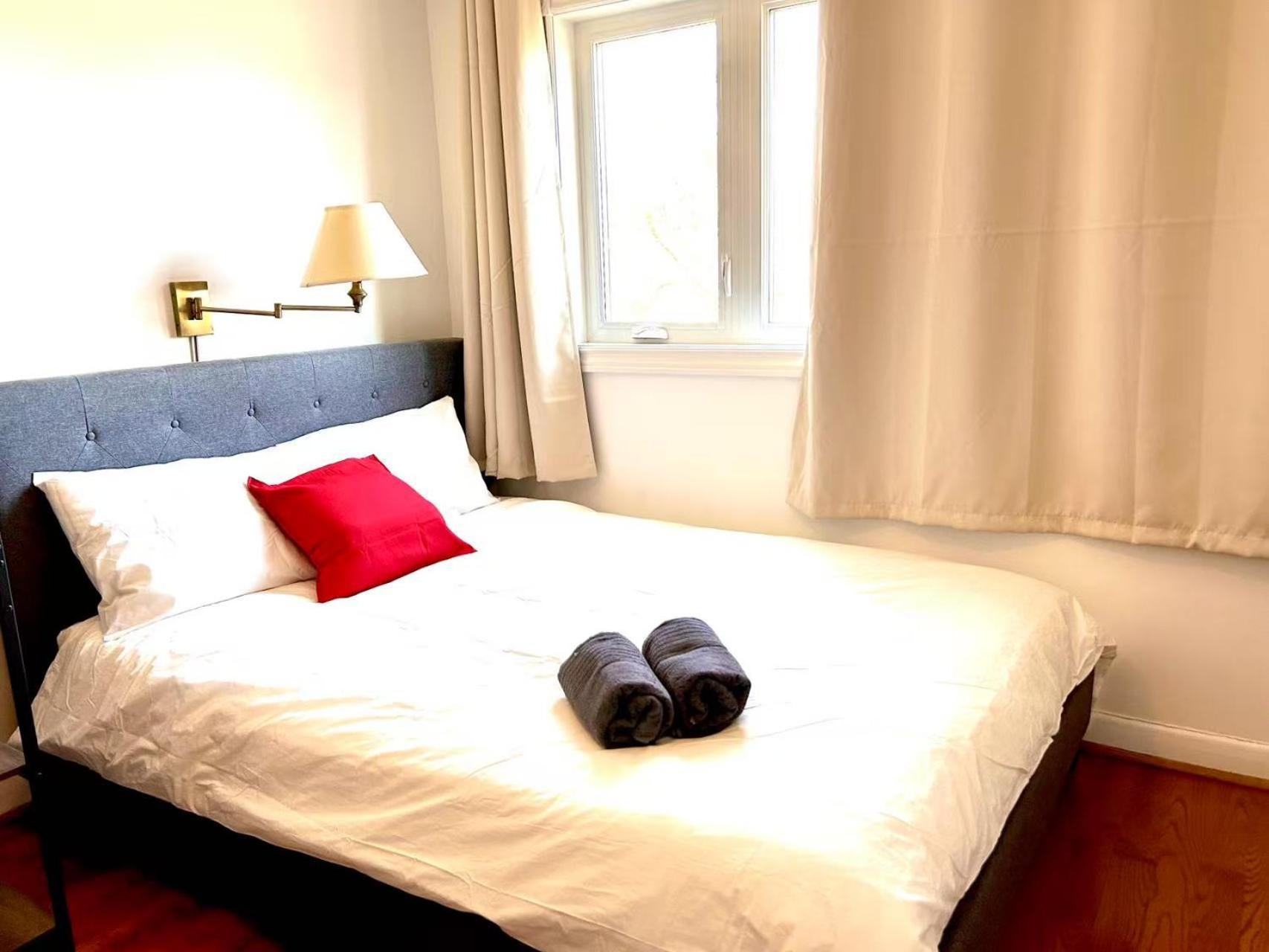 Scarborough Cozy With Double Bed Free Parking Near Stores And Transit Guest house Toronto