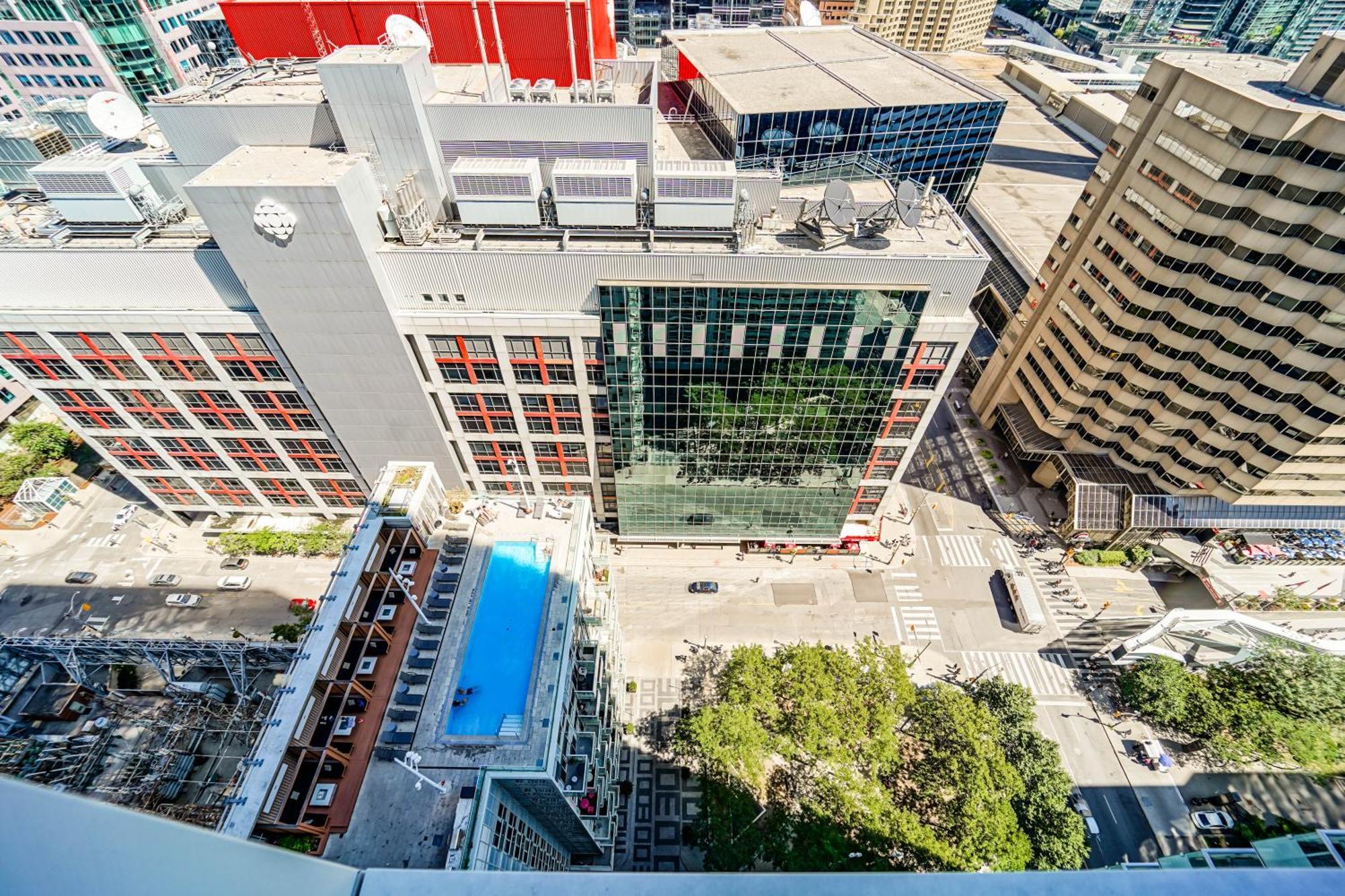 Chol Furnished Heart Of Downtown Toronto, 2 Beds, Free Parking, Cn Tower View Apartment *