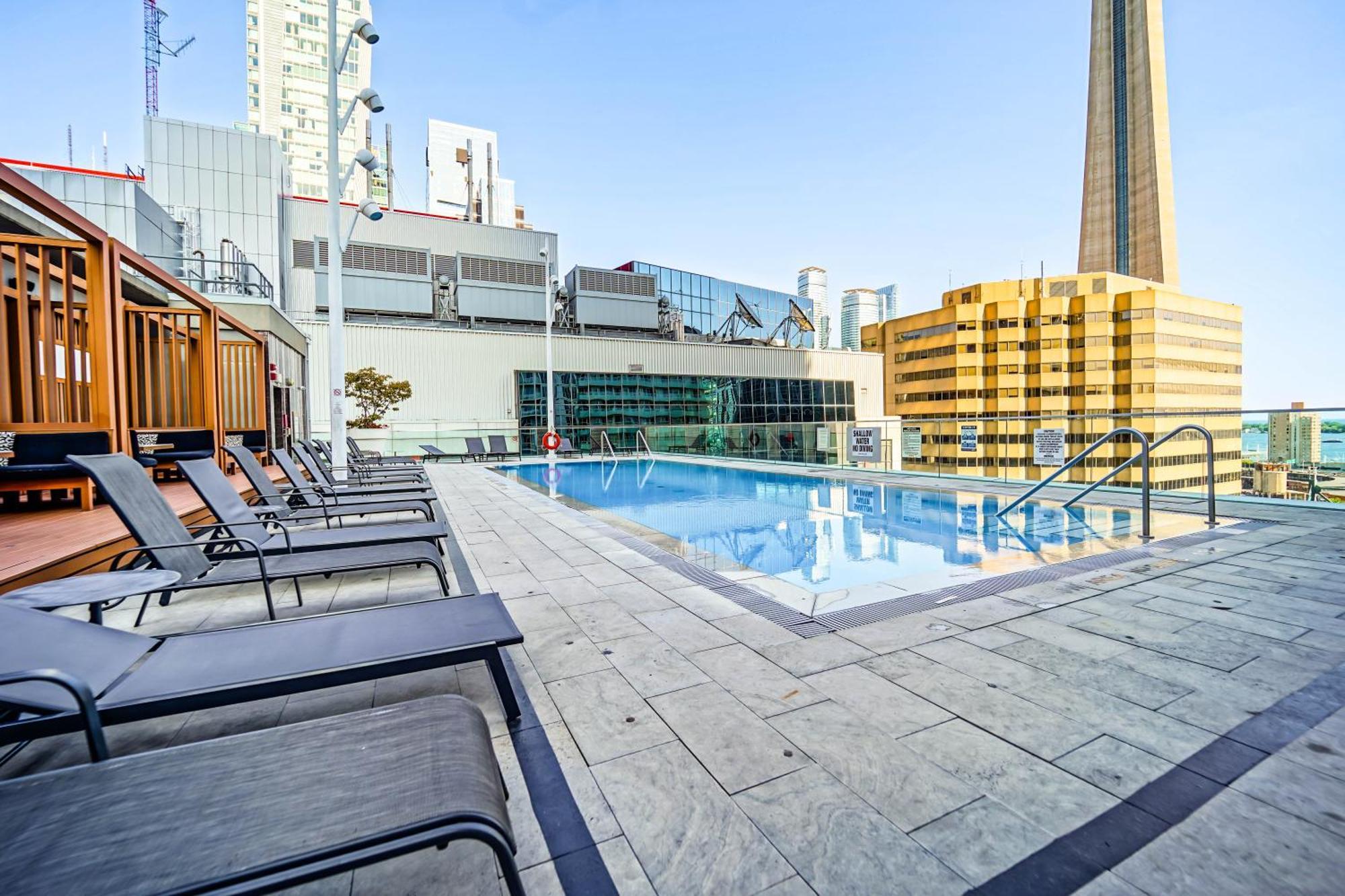 Chol Furnished Heart Of Downtown Toronto, 2 Beds, Free Parking, Cn Tower View *