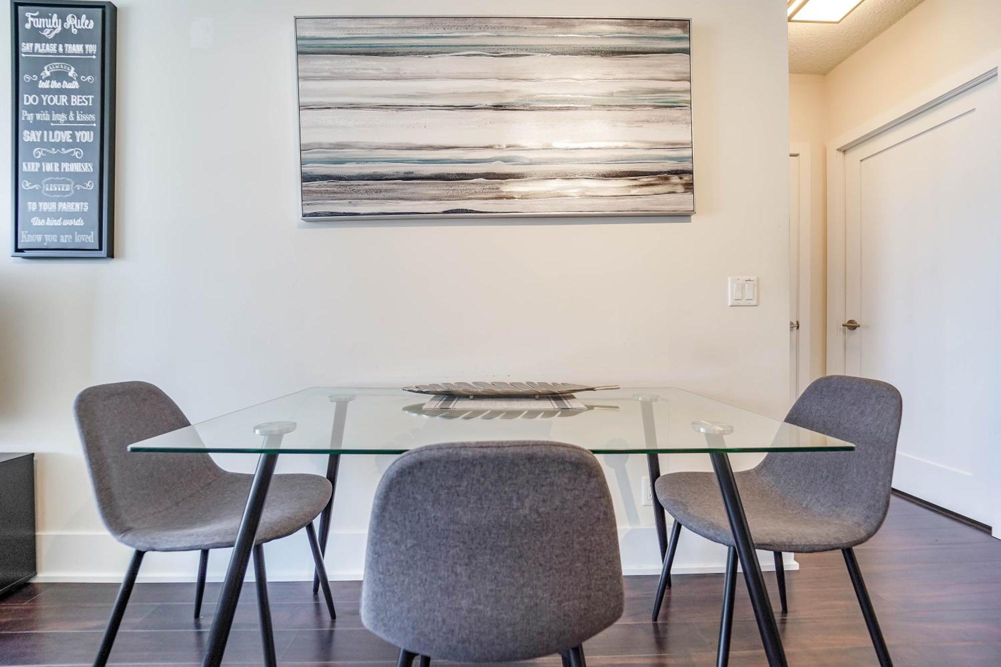 Chol Furnished Heart Of Downtown Toronto, 2 Beds, Free Parking, Cn Tower View Toronto