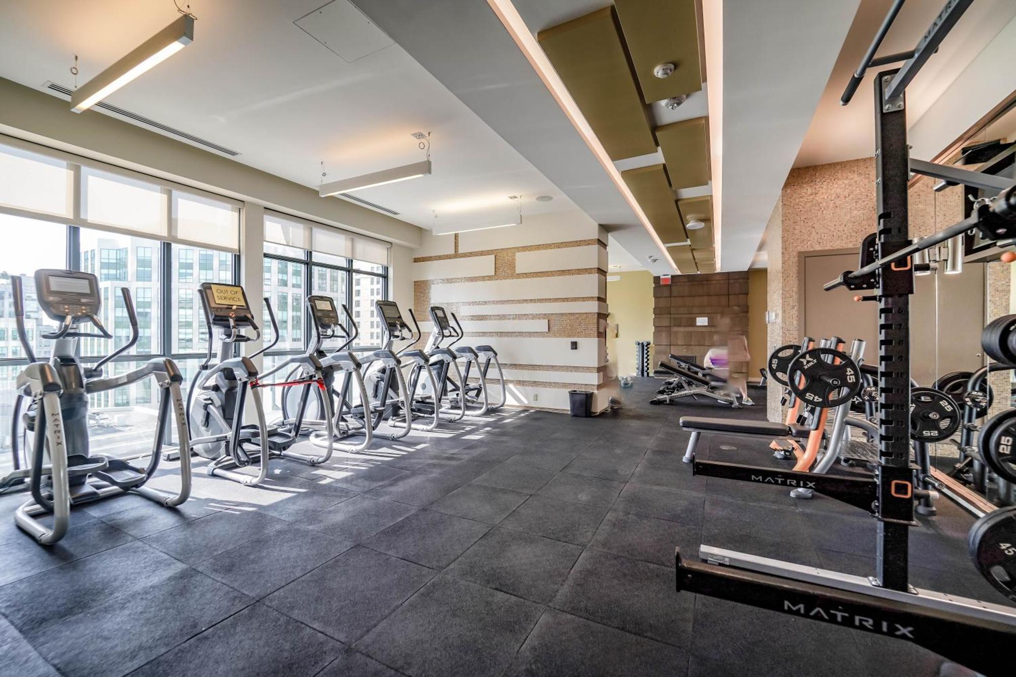 Chol Furnished Heart Of Downtown Toronto, 2 Beds, Free Parking, Cn Tower View *