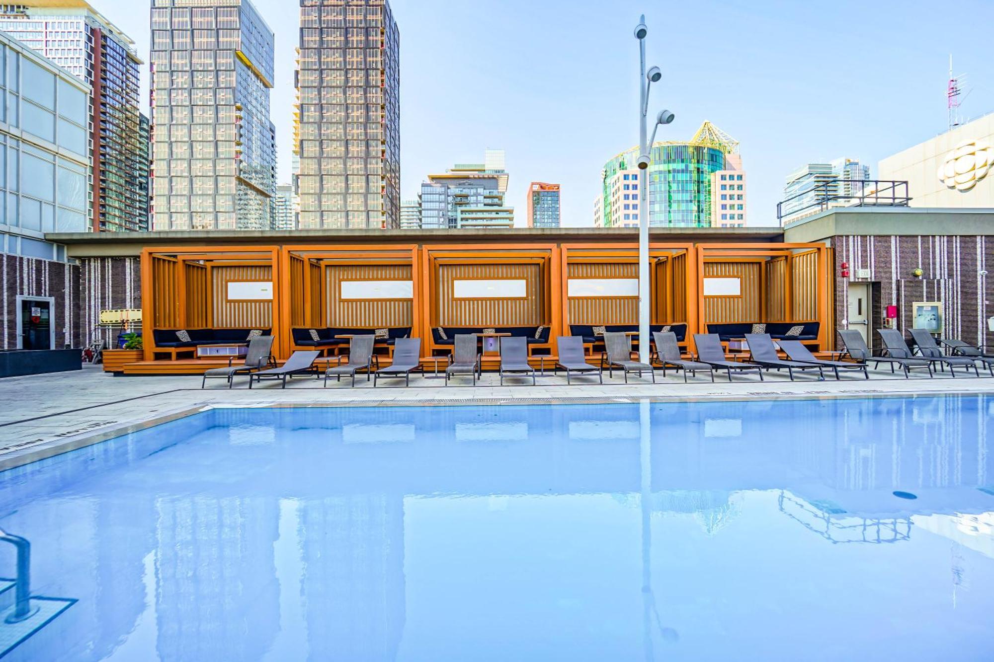 Chol Furnished Heart Of Downtown Toronto, 2 Beds, Free Parking, Cn Tower View Toronto