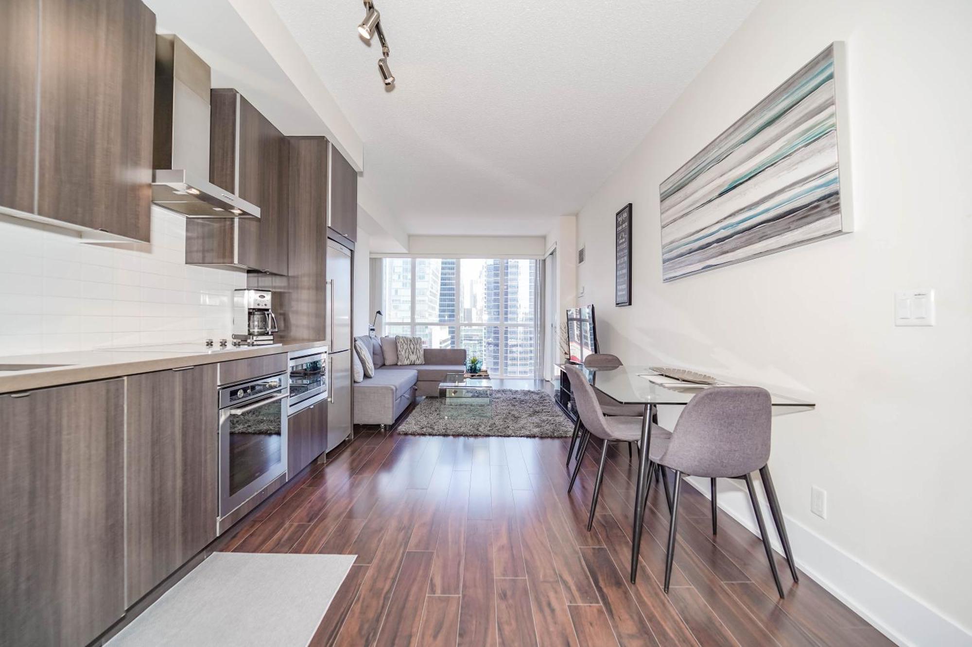 Chol Furnished Heart Of Downtown Toronto, 2 Beds, Free Parking, Cn Tower View Apartment Toronto