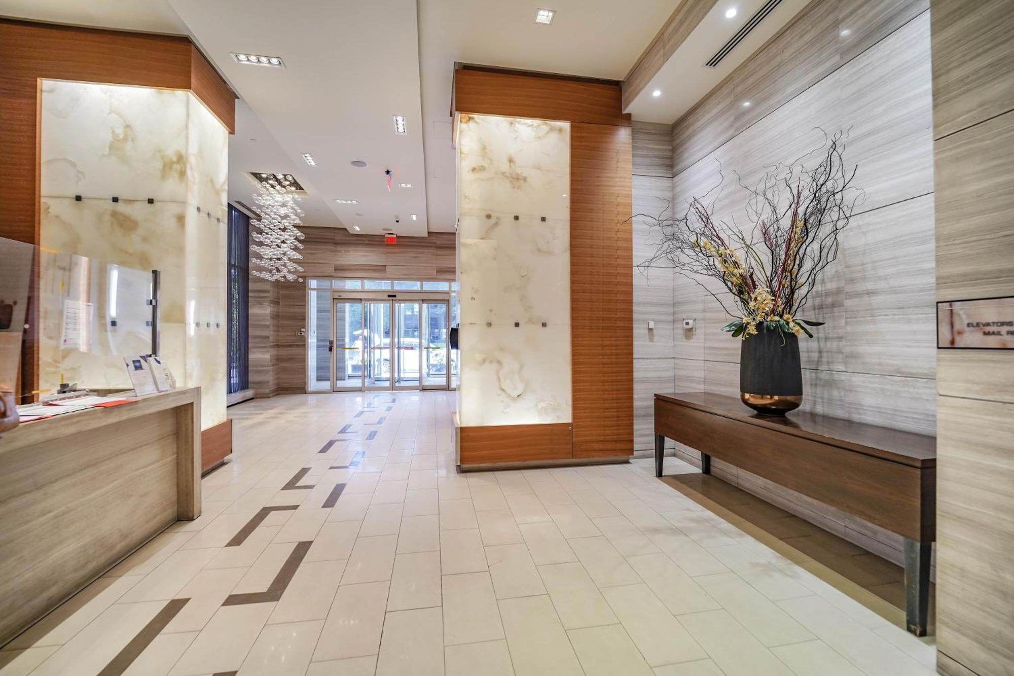 Chol Furnished Heart Of Downtown Toronto, 2 Beds, Free Parking, Cn Tower View *