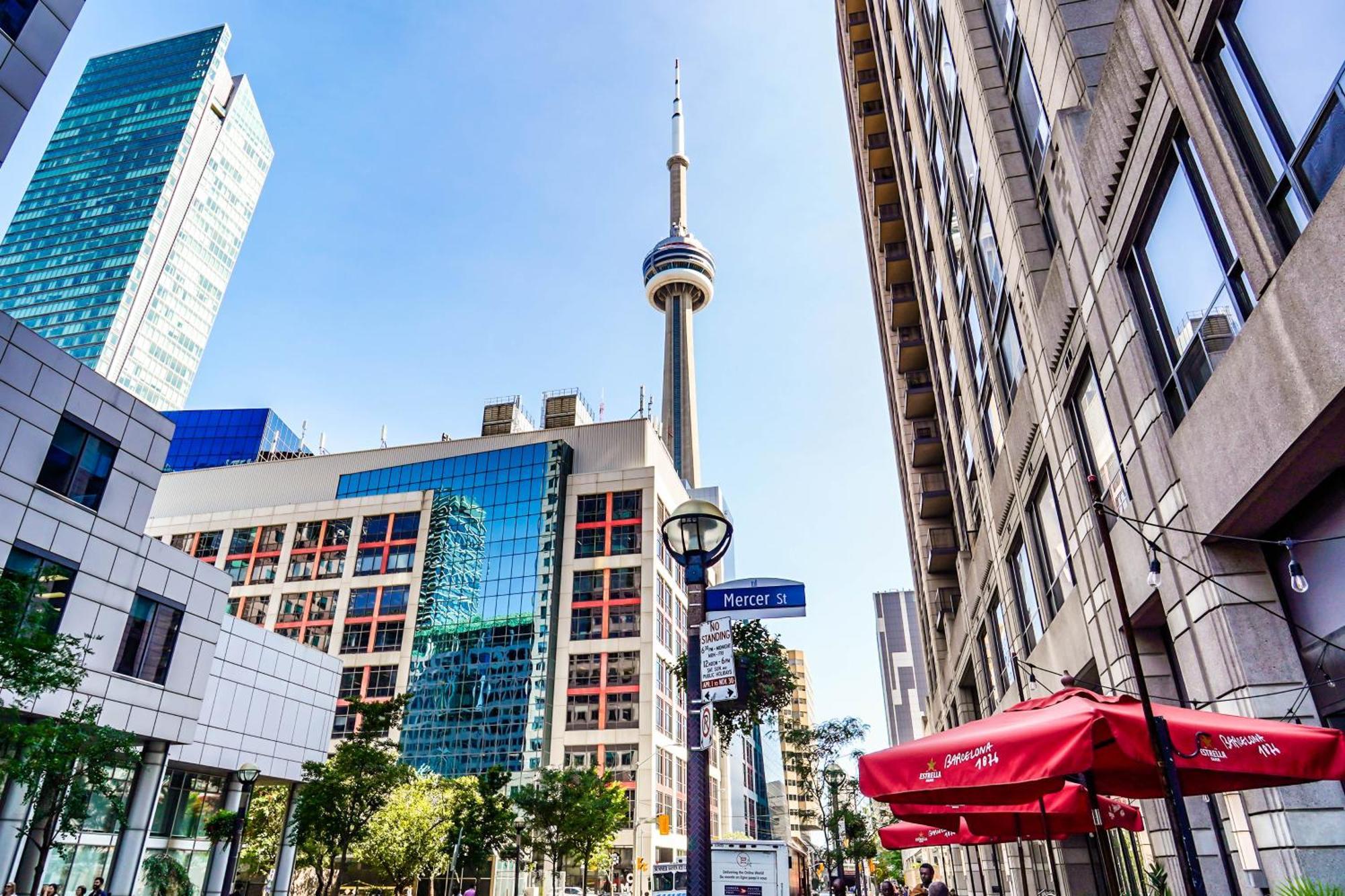 Chol Furnished Heart Of Downtown Toronto, 2 Beds, Free Parking, Cn Tower View Apartment *
