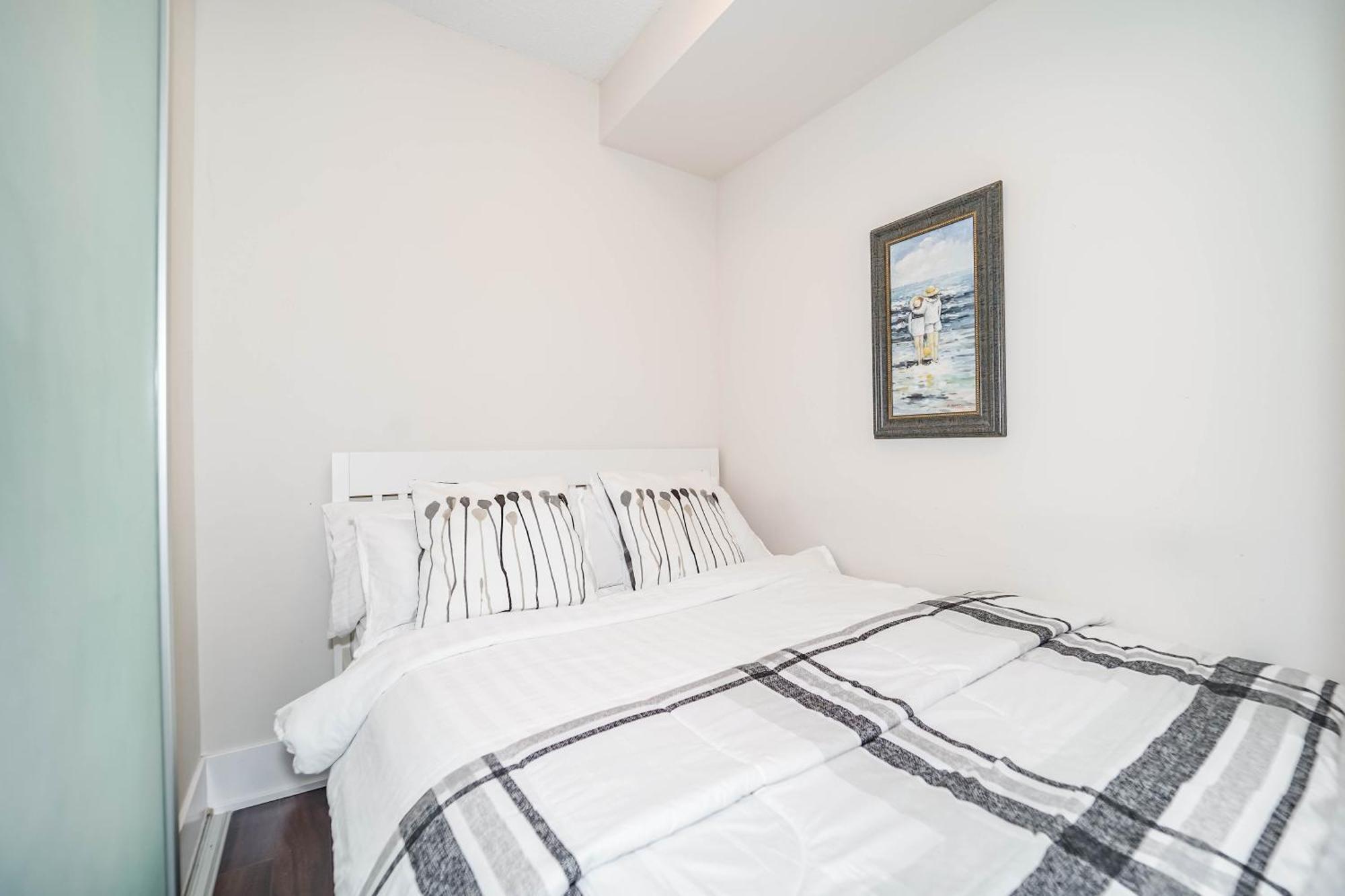 Chol Furnished Heart Of Downtown Toronto, 2 Beds, Free Parking, Cn Tower View