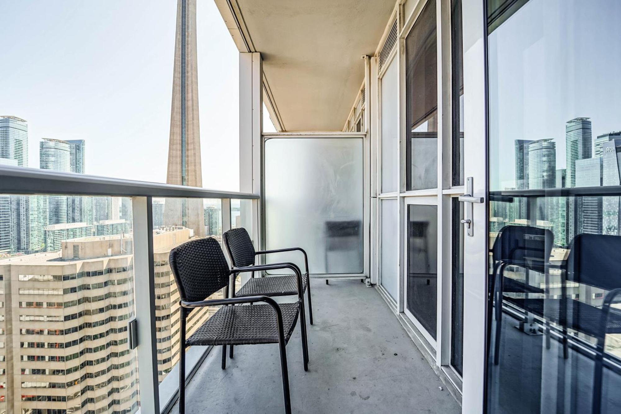 Chol Furnished Heart Of Downtown Toronto, 2 Beds, Free Parking, Cn Tower View Apartment