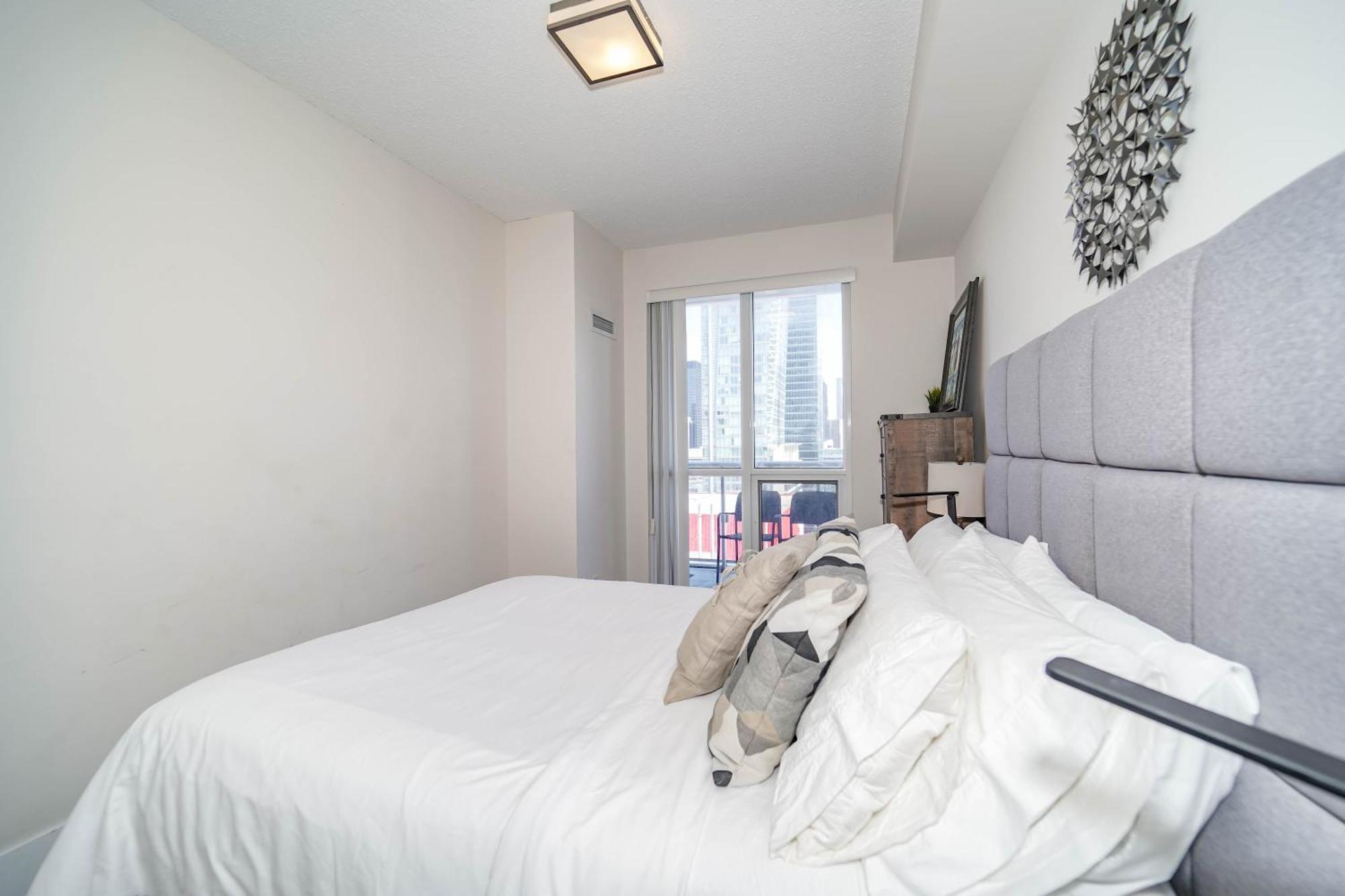 Apartment Chol Furnished Heart Of Downtown Toronto, 2 Beds, Free Parking, Cn Tower View