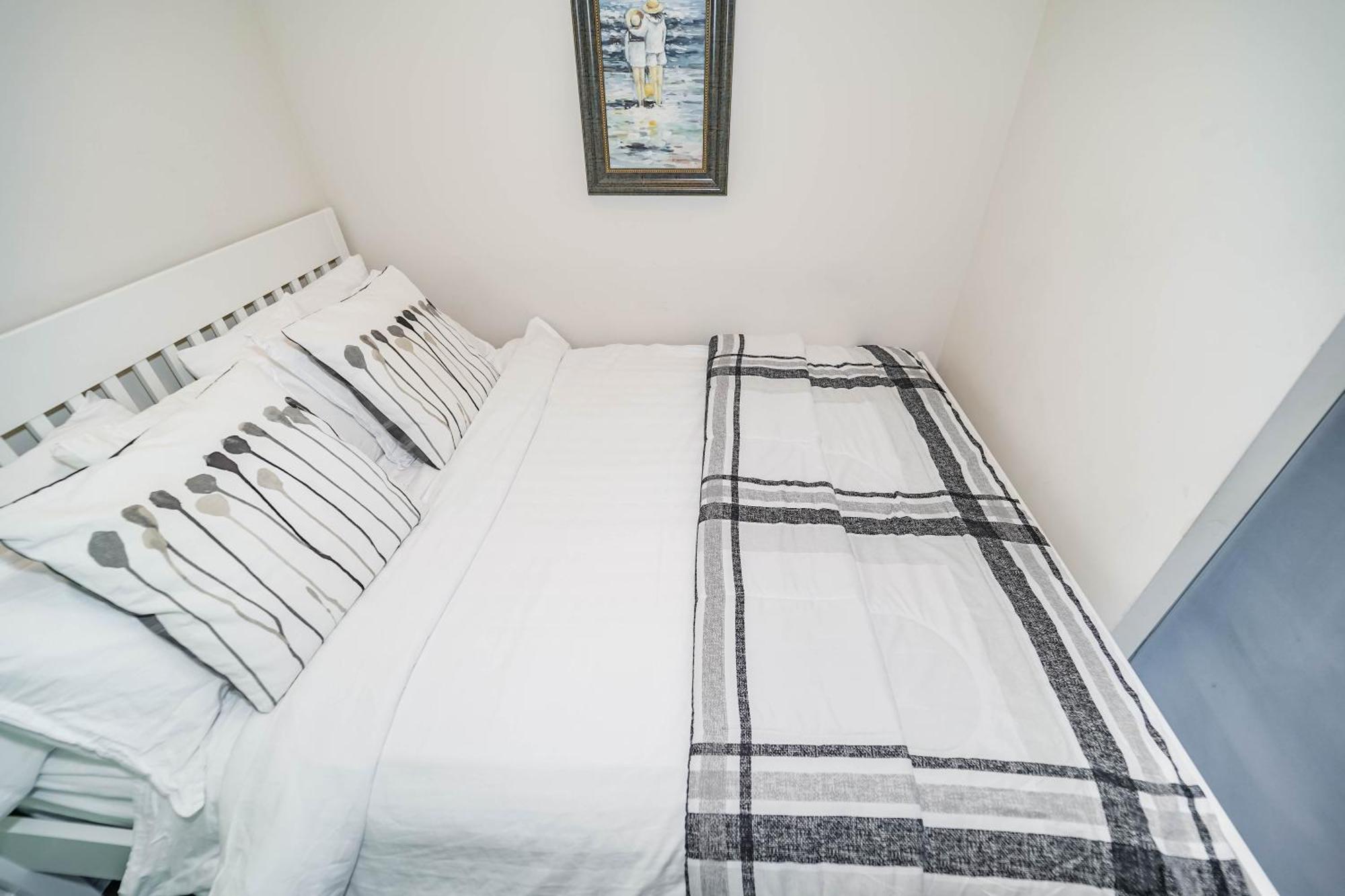 Chol Furnished Heart Of Downtown Toronto, 2 Beds, Free Parking, Cn Tower View *