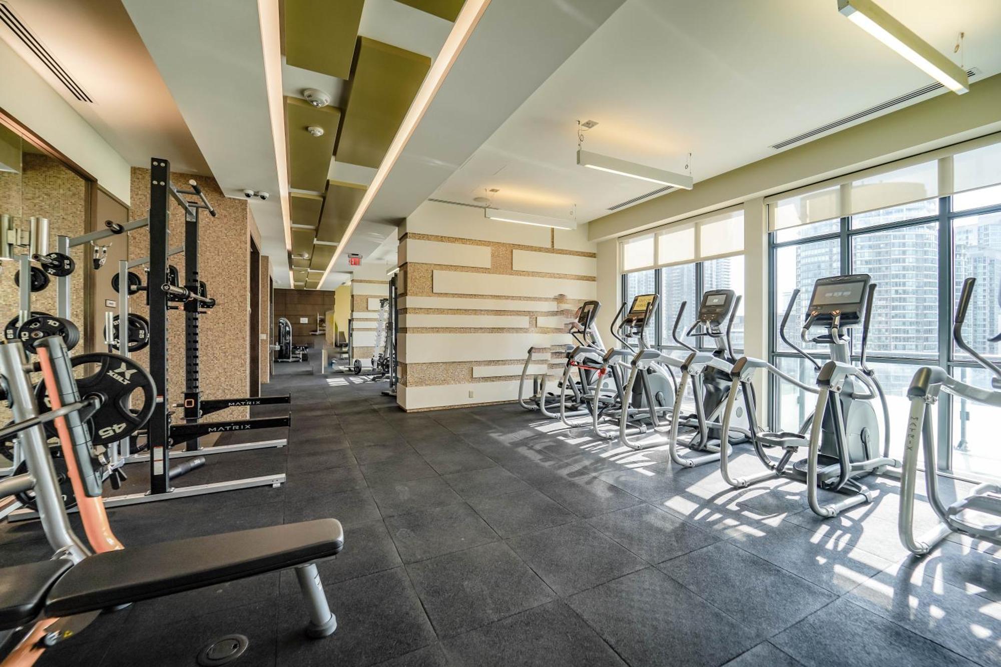 Chol Furnished Heart Of Downtown Toronto, 2 Beds, Free Parking, Cn Tower View