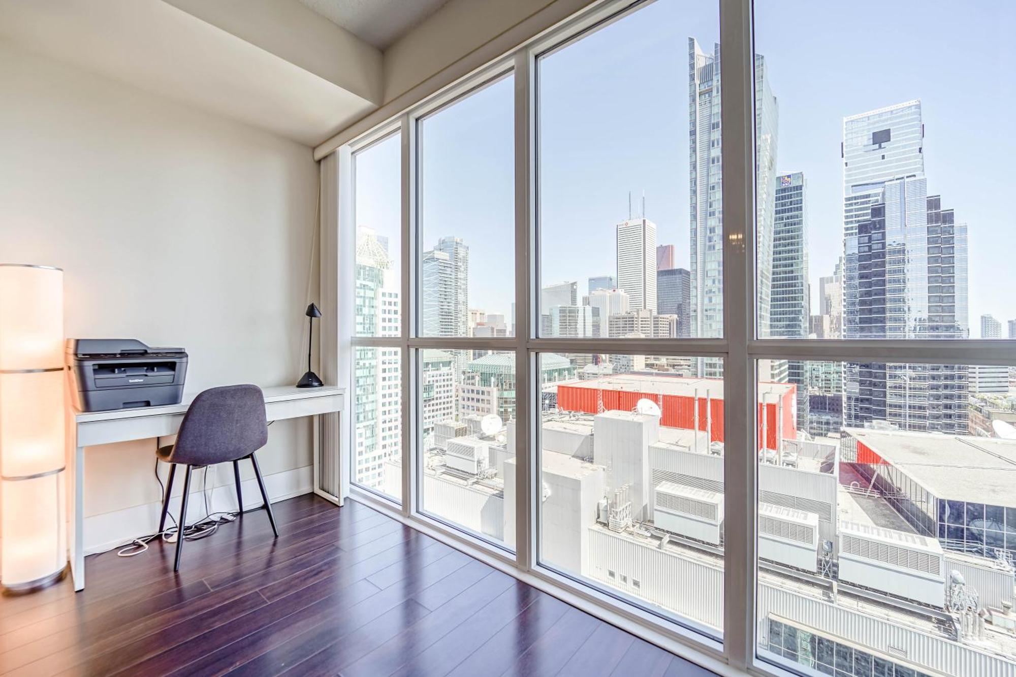 Chol Furnished Heart Of Downtown Toronto, 2 Beds, Free Parking, Cn Tower View Apartment *