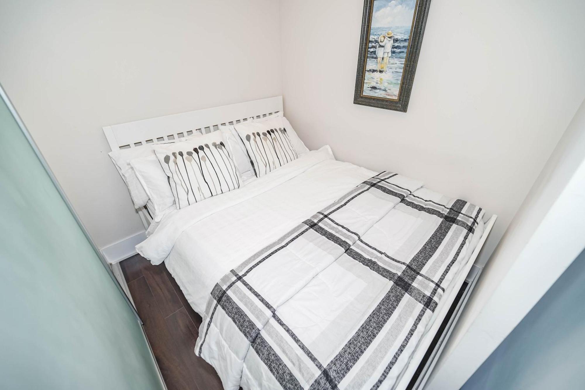 Chol Furnished Heart Of Downtown Toronto, 2 Beds, Free Parking, Cn Tower View Apartment Toronto