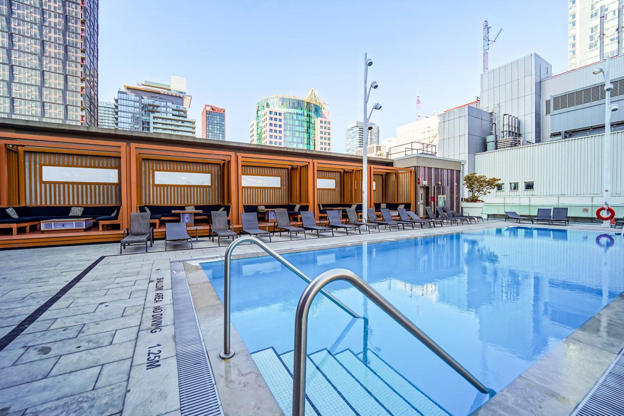 Chol Furnished Heart Of Downtown Toronto, 2 Beds, Free Parking, Cn Tower View Toronto