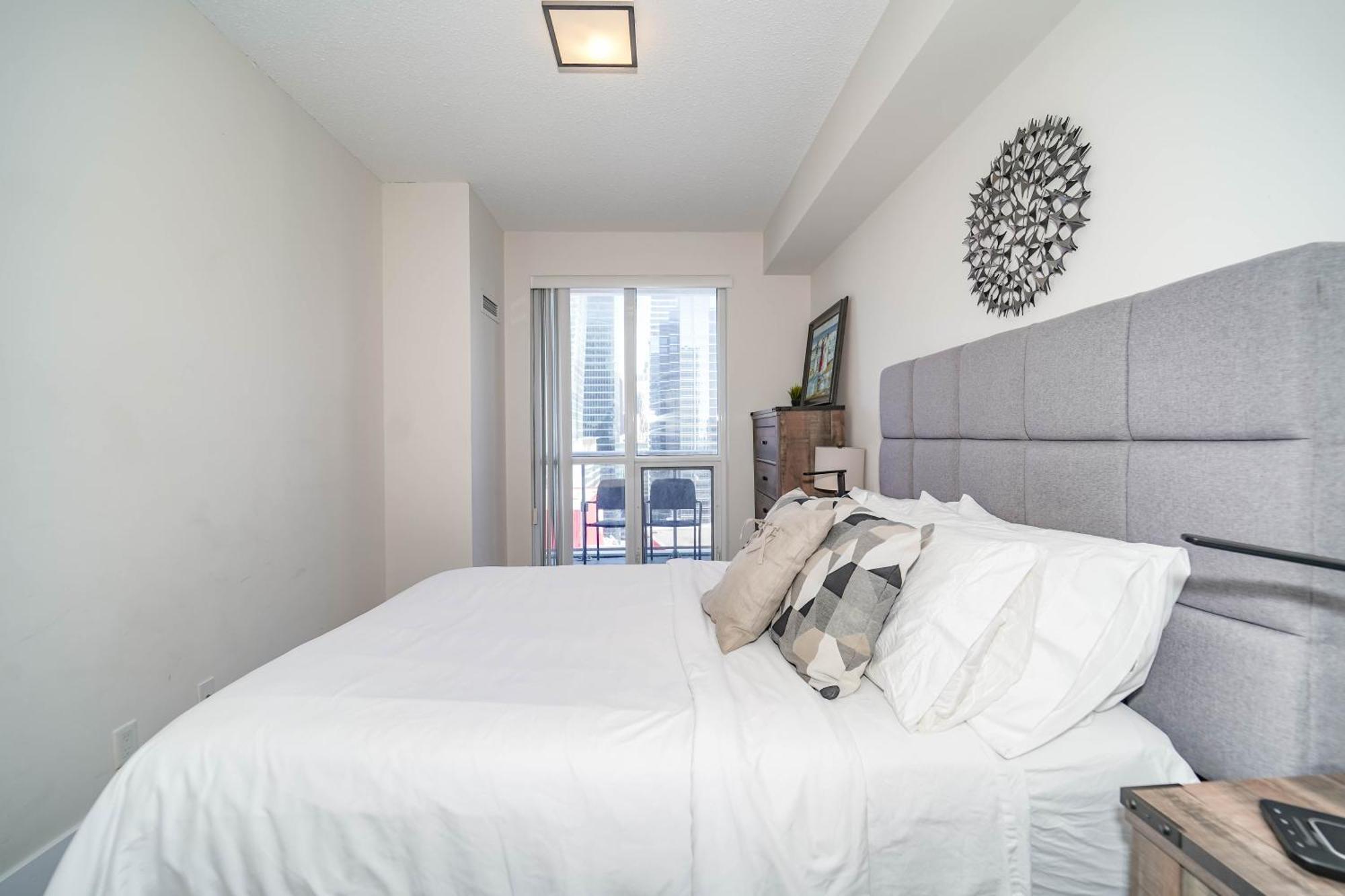 Chol Furnished Heart Of Downtown Toronto, 2 Beds, Free Parking, Cn Tower View Apartment *