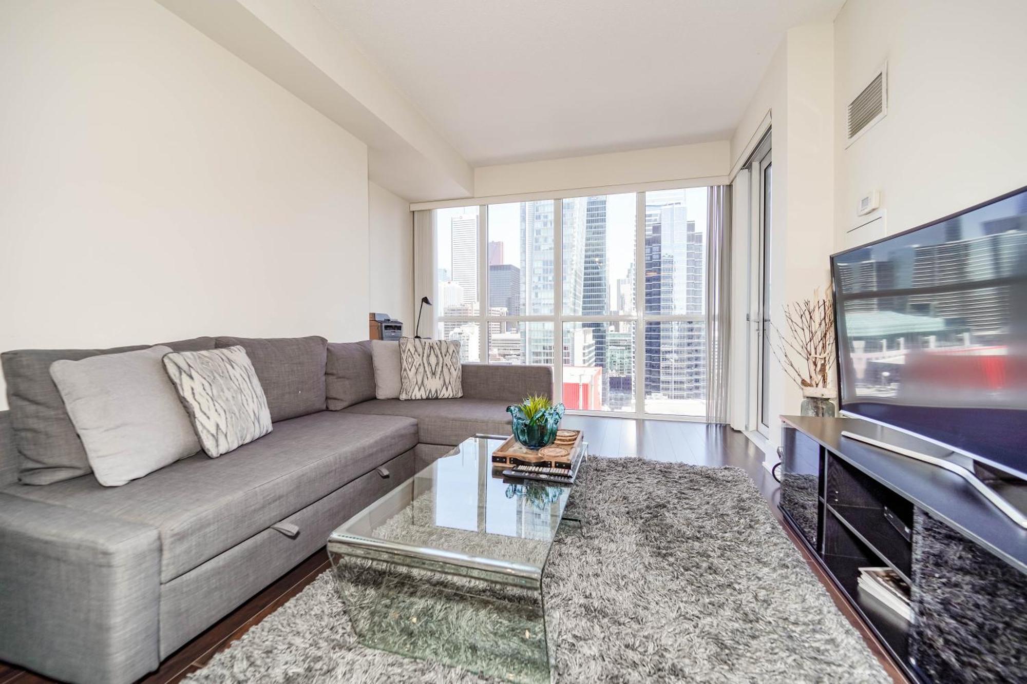 Chol Furnished Heart Of Downtown Toronto, 2 Beds, Free Parking, Cn Tower View Toronto
