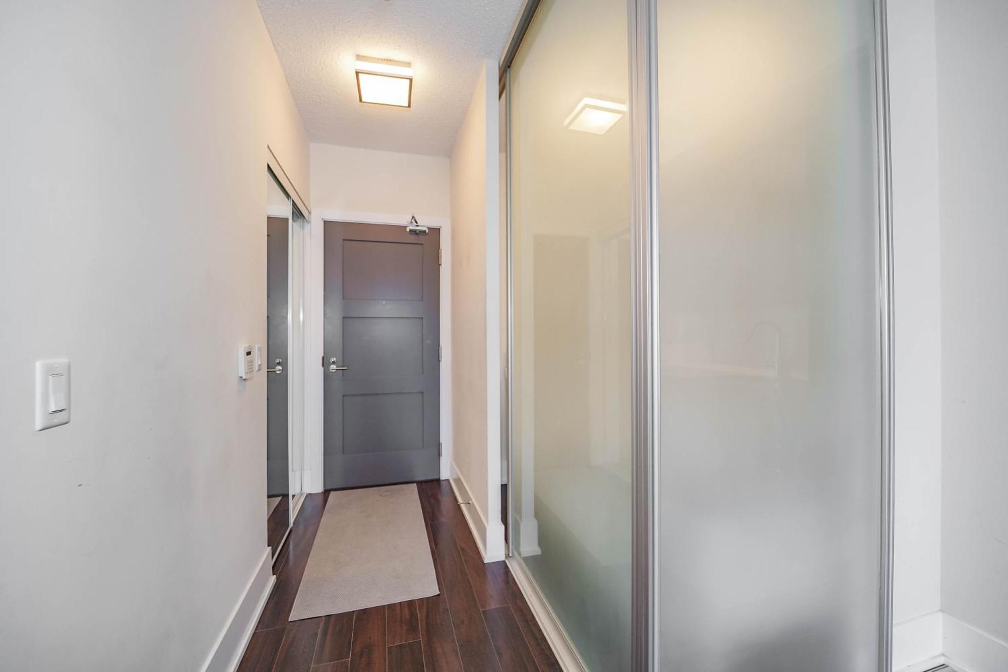 Chol Furnished Heart Of Downtown Toronto, 2 Beds, Free Parking, Cn Tower View