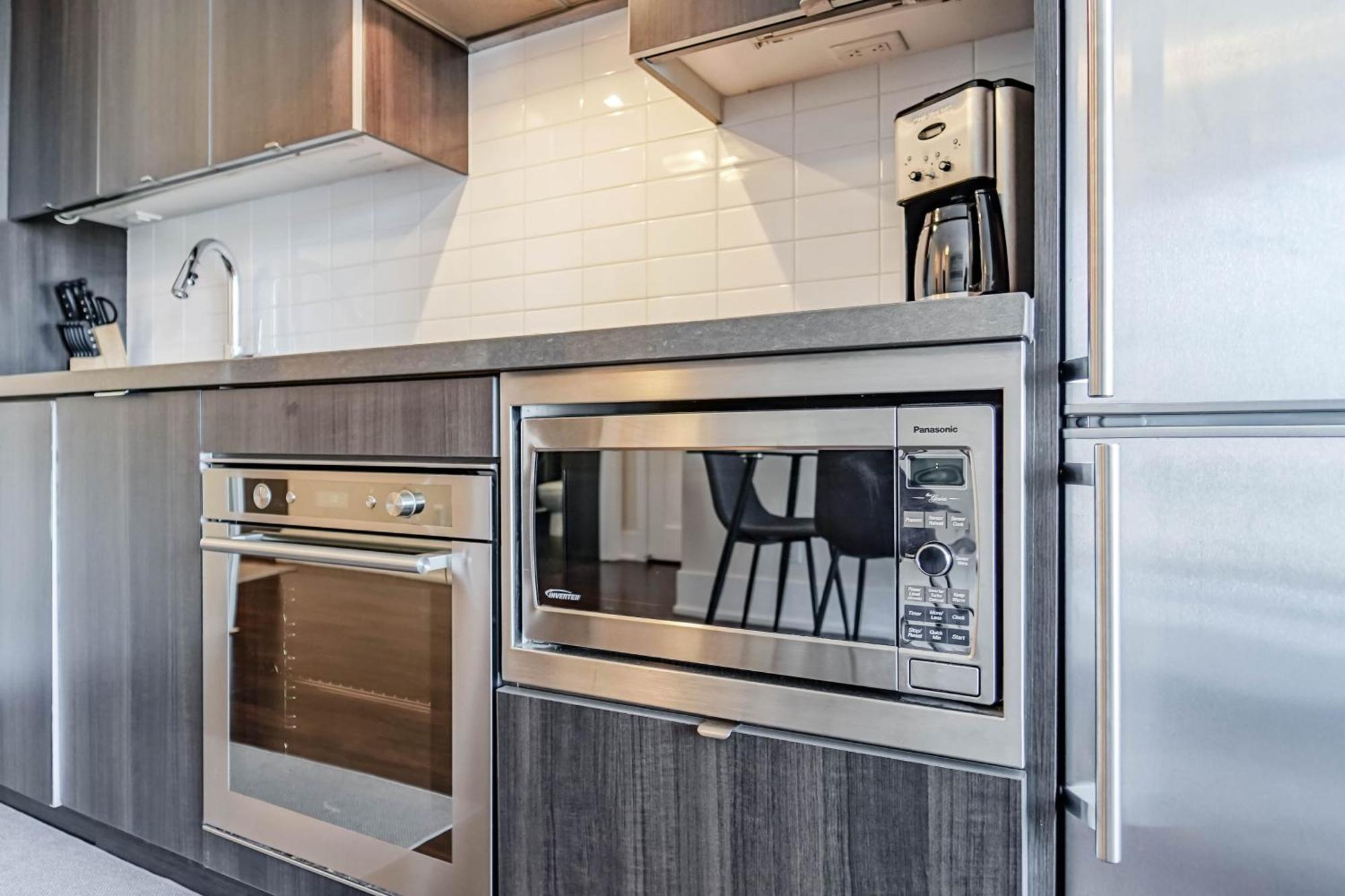Chol Furnished Heart Of Downtown Toronto, 2 Beds, Free Parking, Cn Tower View Apartment