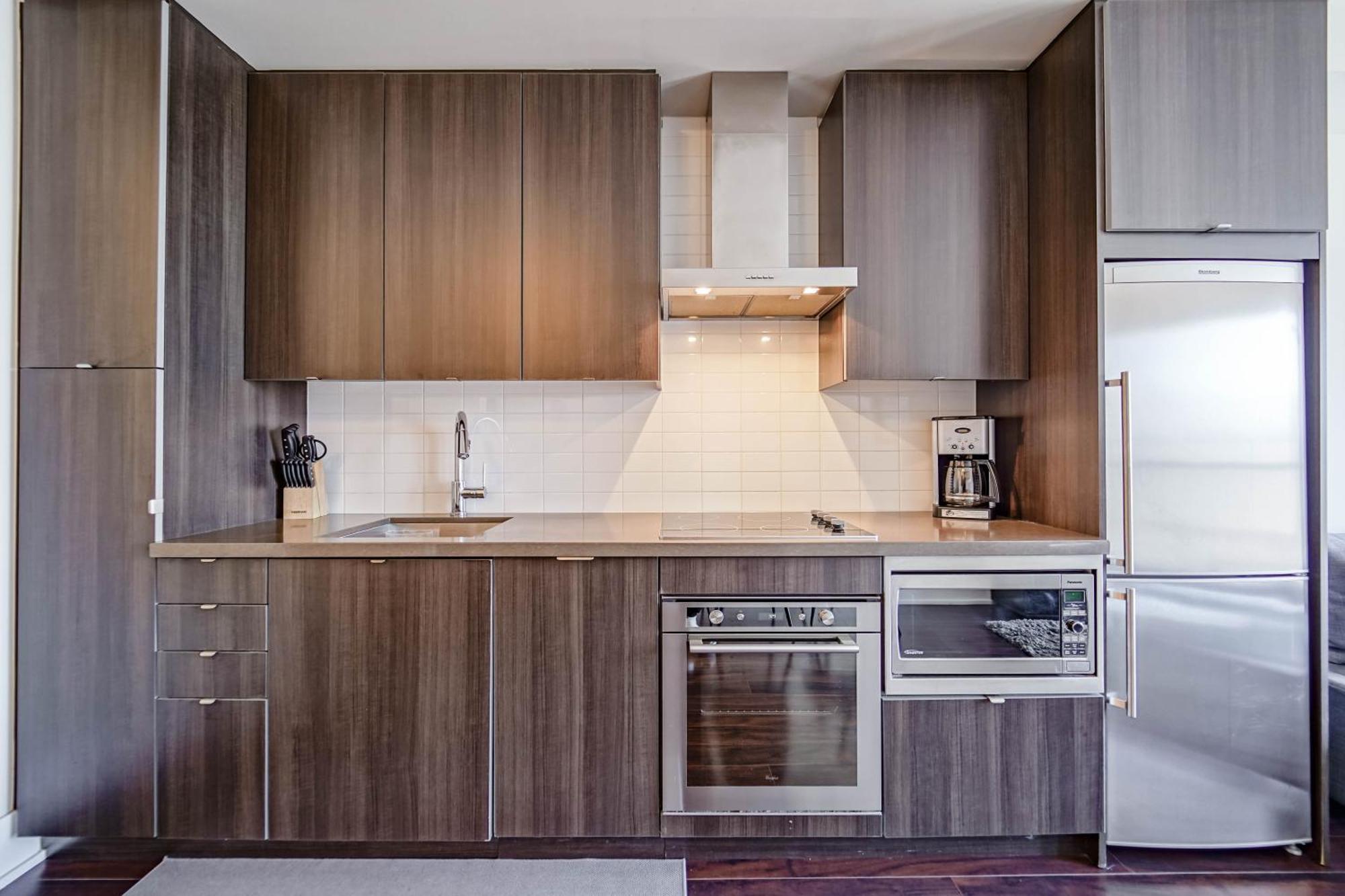 Chol Furnished Heart Of Downtown Toronto, 2 Beds, Free Parking, Cn Tower View Apartment *