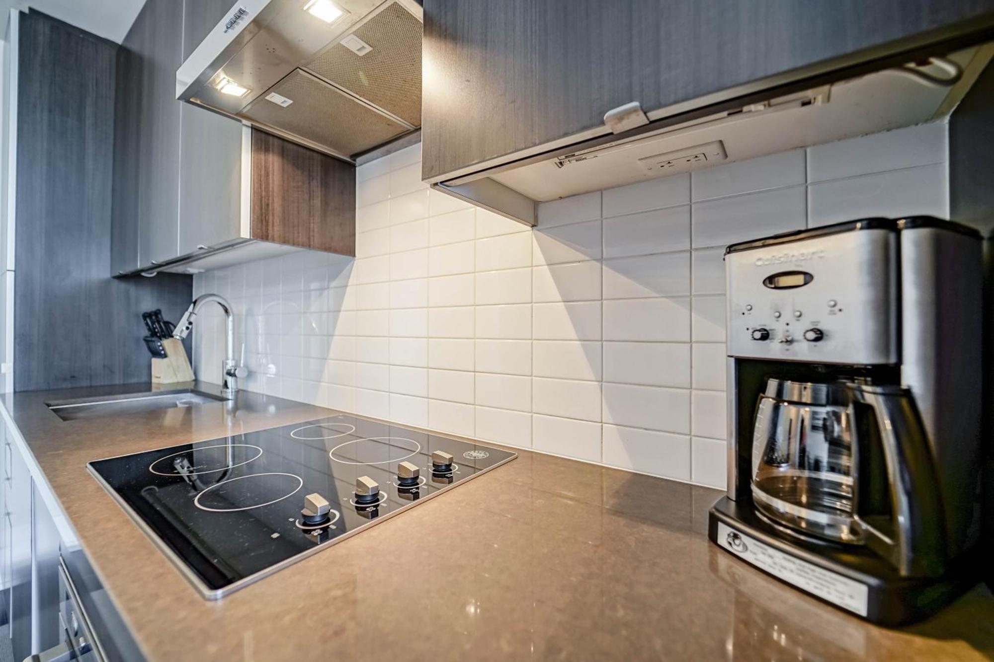 Chol Furnished Heart Of Downtown Toronto, 2 Beds, Free Parking, Cn Tower View Apartment Toronto