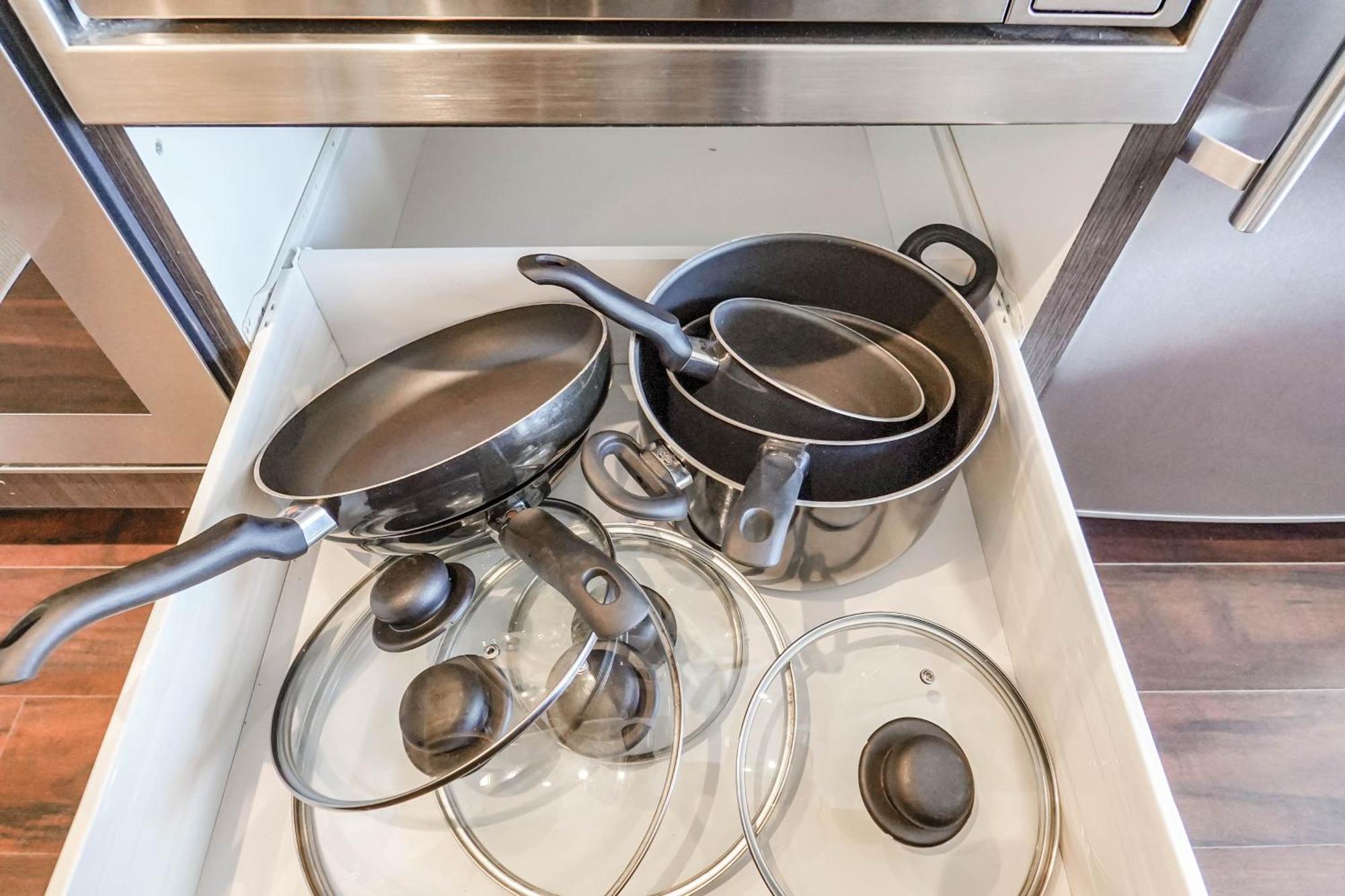 Chol Furnished Heart Of Downtown Toronto, 2 Beds, Free Parking, Cn Tower View Toronto