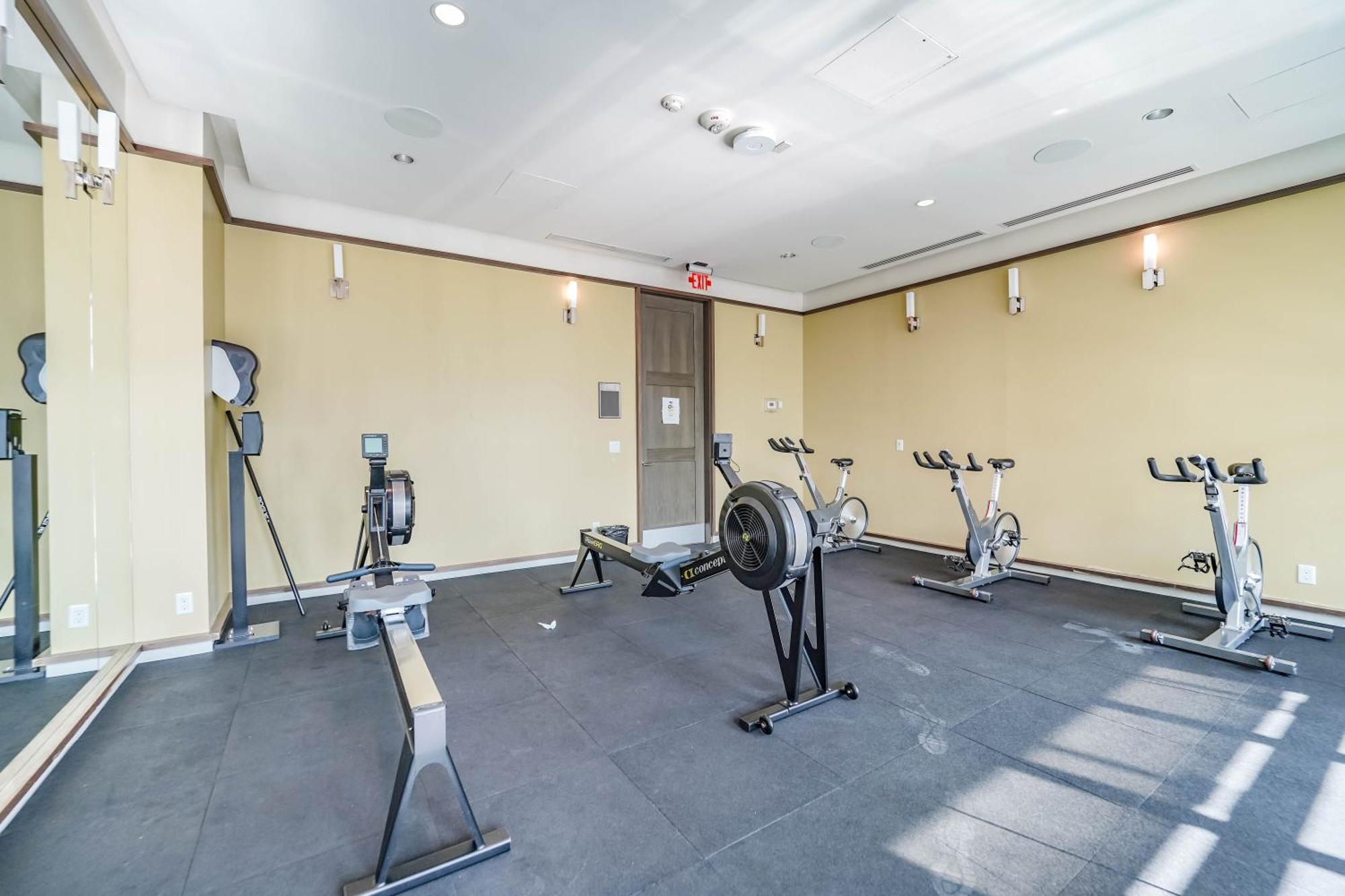 Chol Furnished Heart Of Downtown Toronto, 2 Beds, Free Parking, Cn Tower View Apartment *