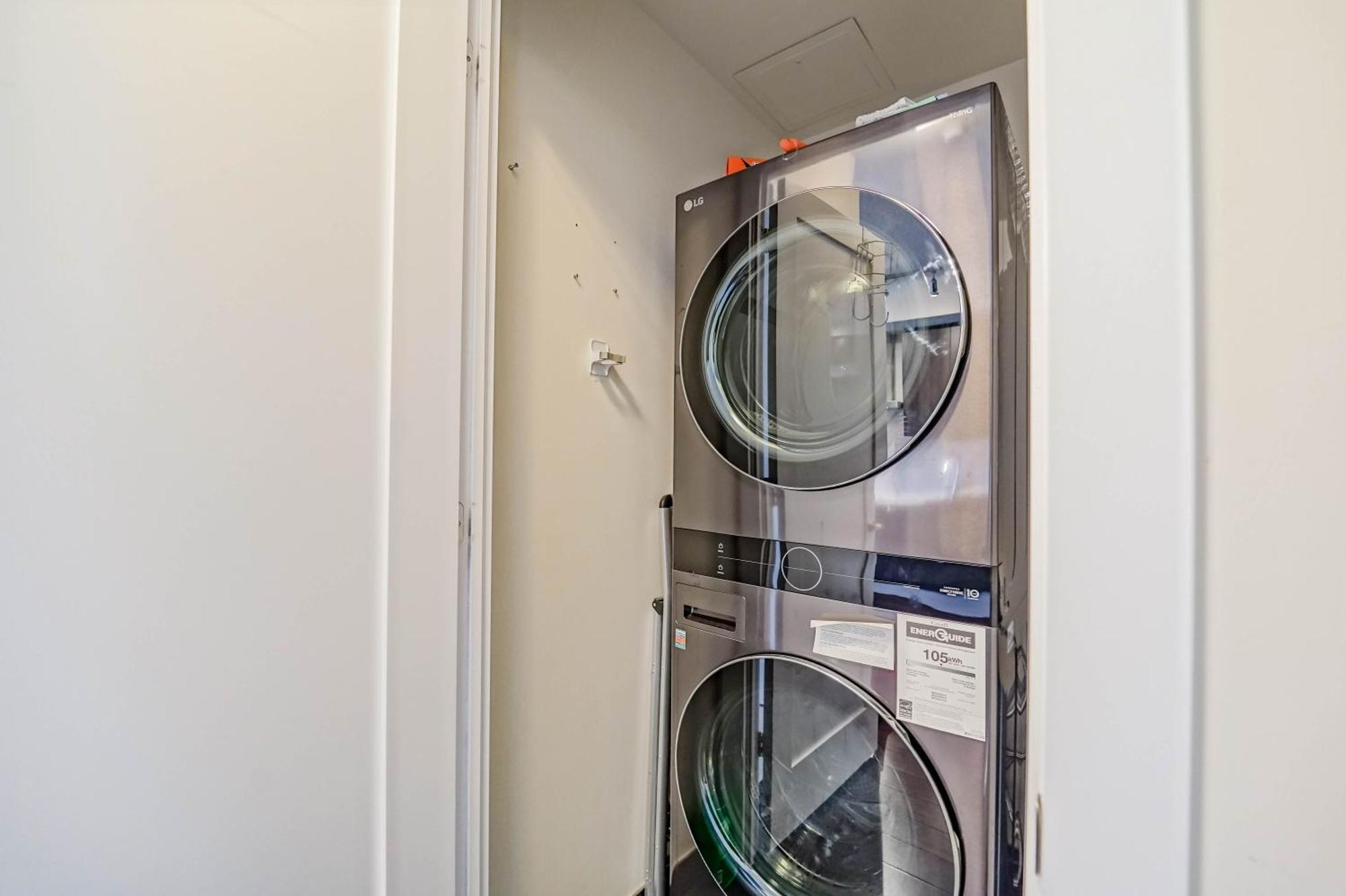 Chol Furnished Heart Of Downtown Toronto, 2 Beds, Free Parking, Cn Tower View Apartment Toronto