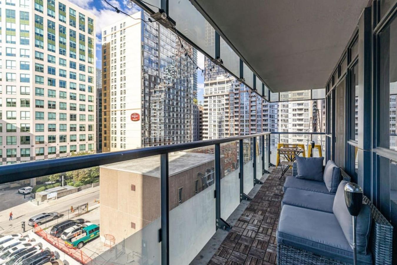 Holiday home 3br Rooftop Pool Gym Steps To Mtcc And Cn Tower With Parking Toronto