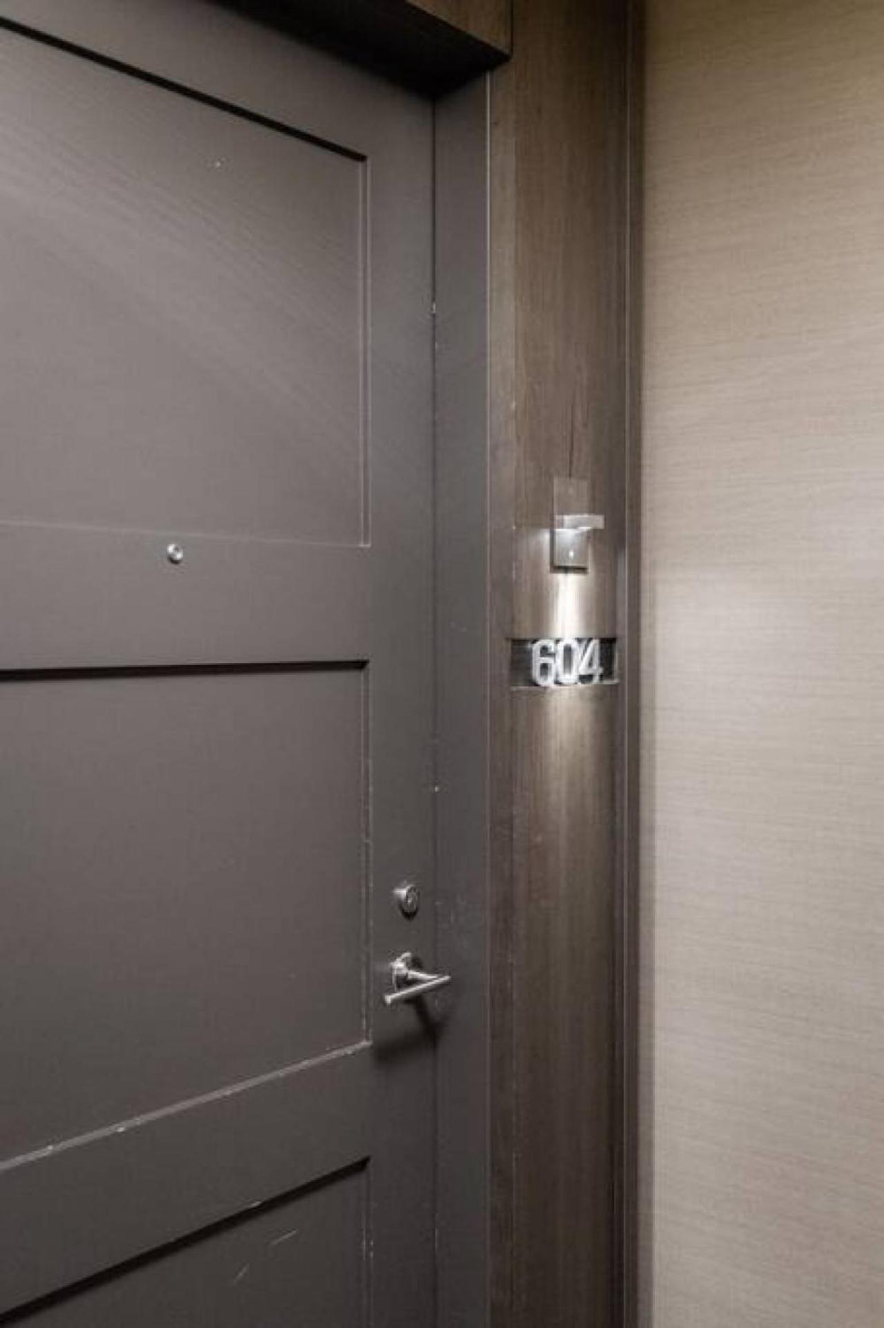 Holiday home 3br Rooftop Pool Gym Steps To Mtcc And Cn Tower With Parking Toronto