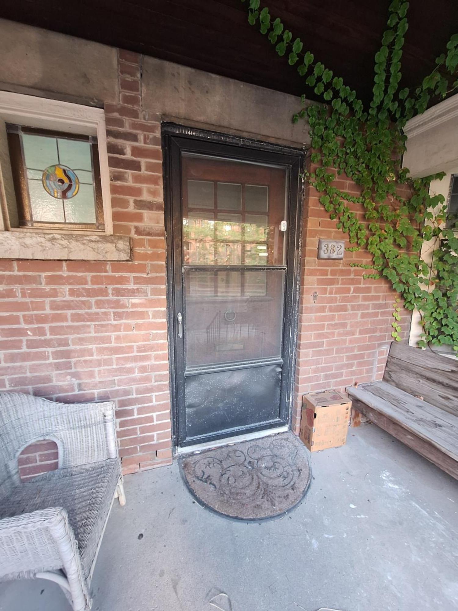 Spacious Next To Subway Line 1 Midtown Toronto