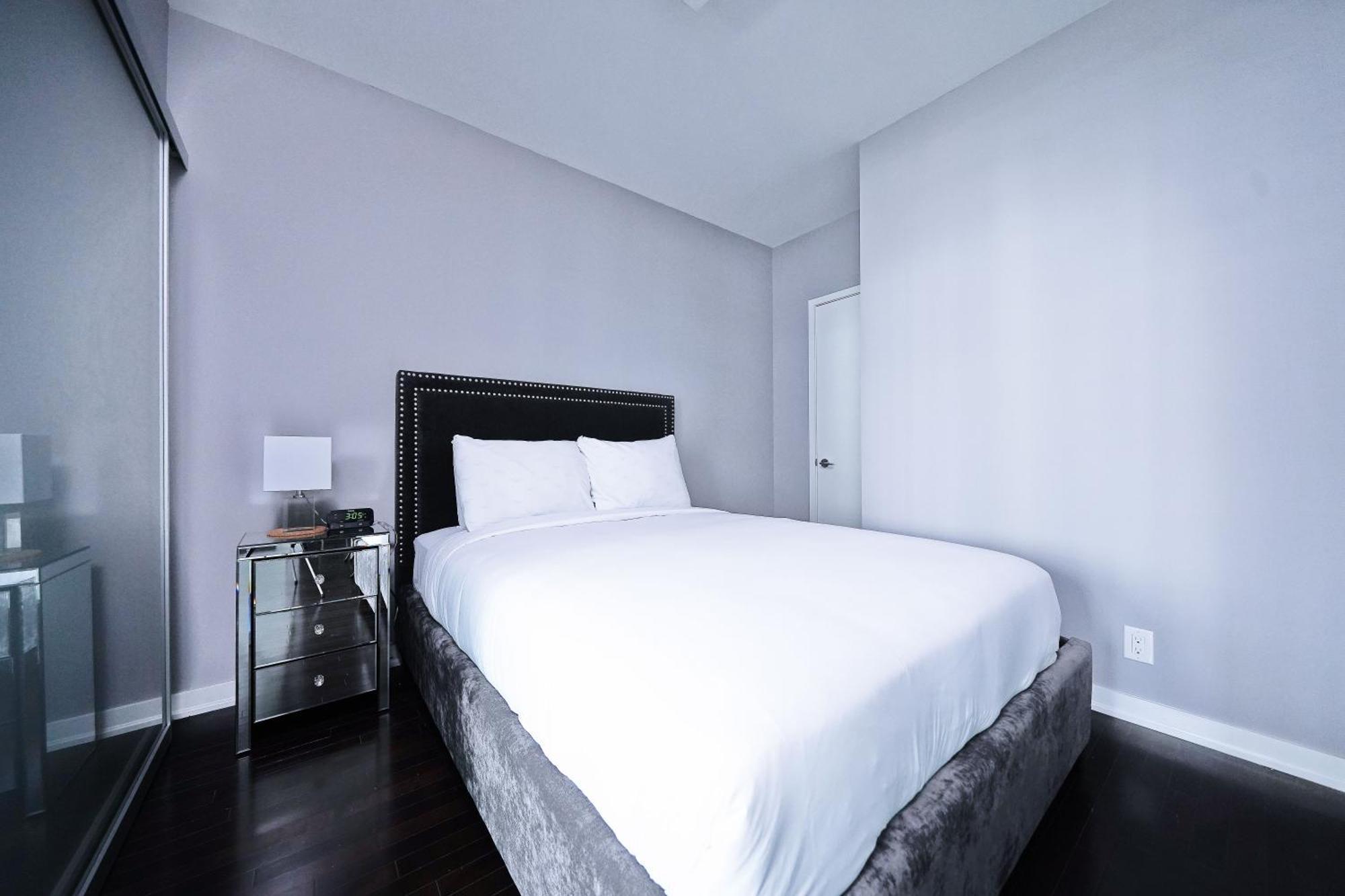 Rivetstays - The York I Toronto