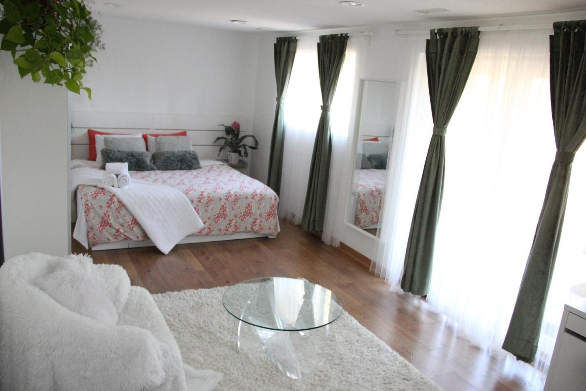 Serene Don River Nature Retreat- 2br Apartment, Private Patio, Free Breakfast & Parking Apartment *