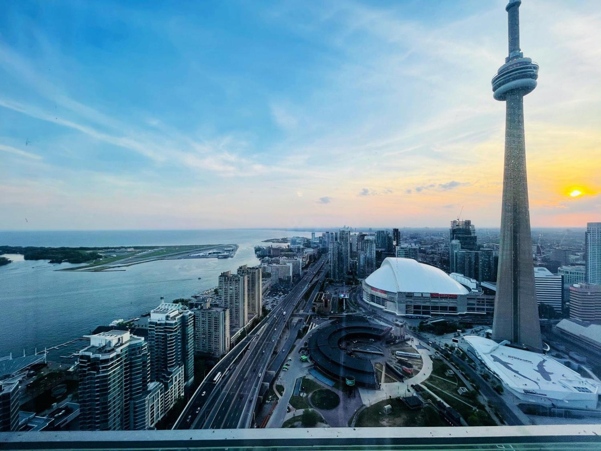 New Superior Lakeview Luxury 3-bedroom On High Floor Apartment Toronto