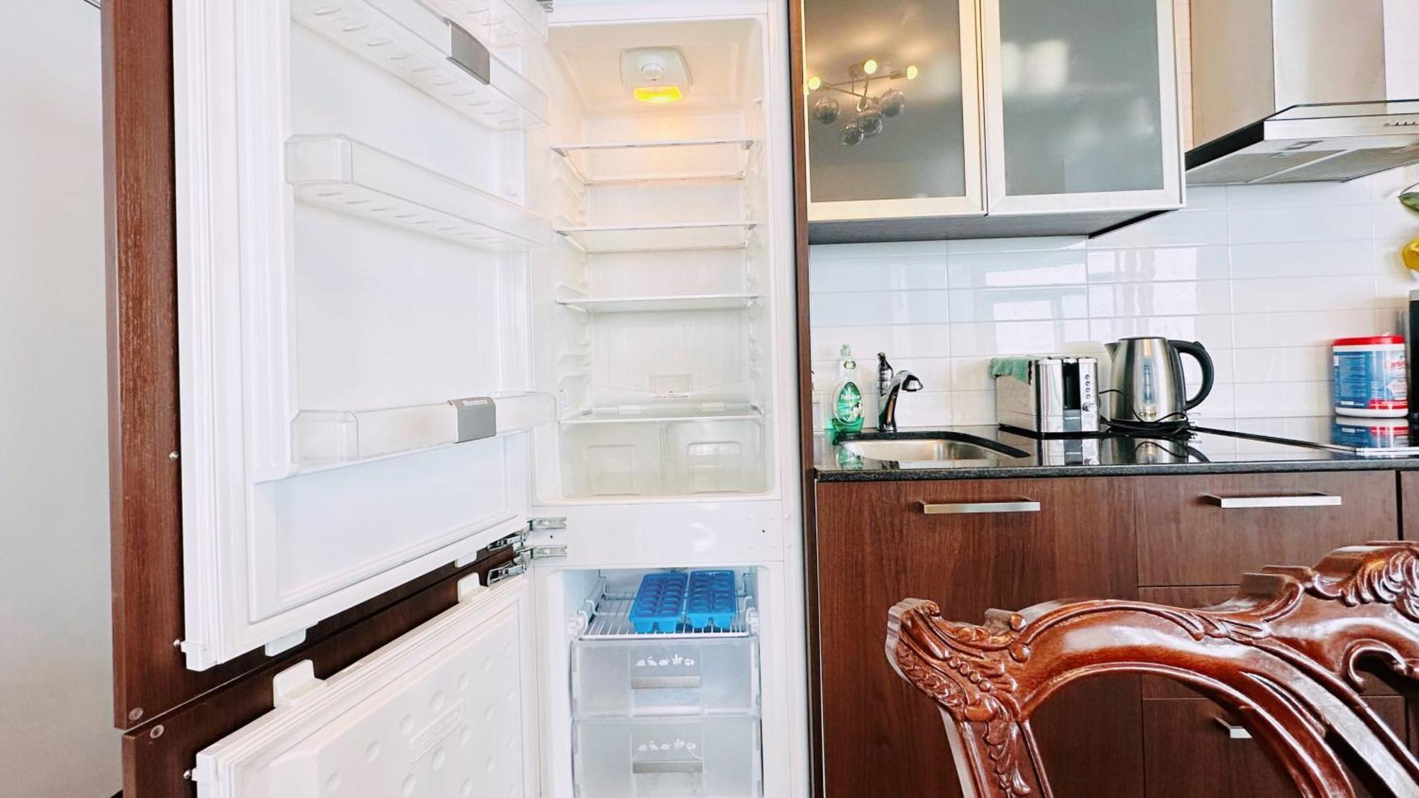New Superior Lakeview Luxury 3-bedroom On High Floor Apartment *