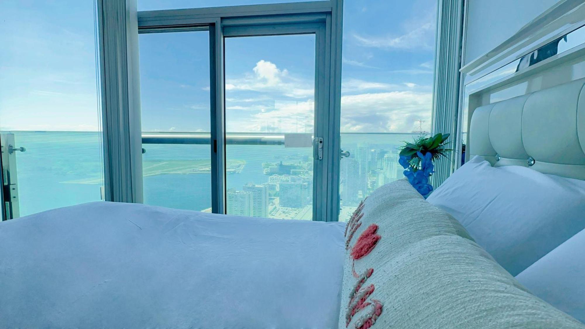 New Superior Lakeview Luxury 3-bedroom On High Floor Apartment Toronto