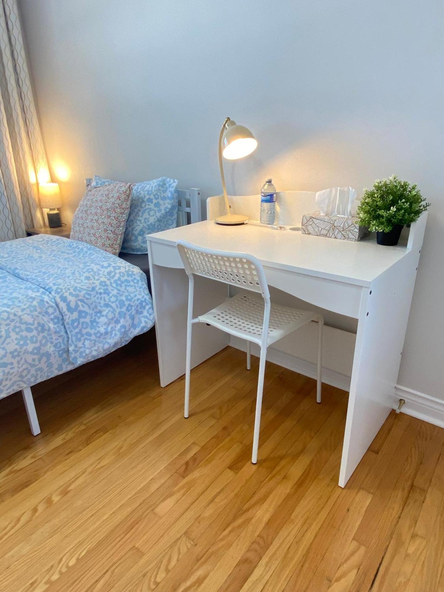 Sunny House - Main Floor, Free Parking, In Guest house