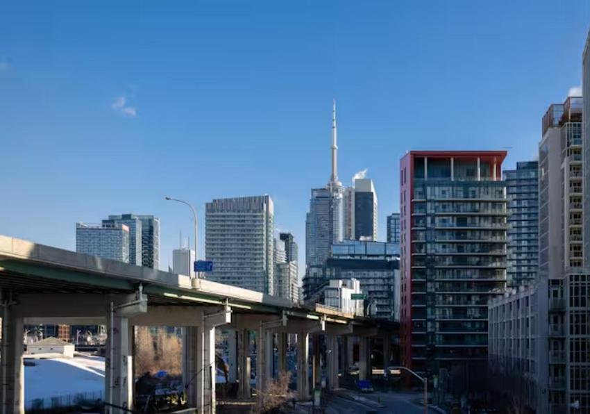 Cn Tower View With Free Parking, Pool, Gym, Free Skating, And *