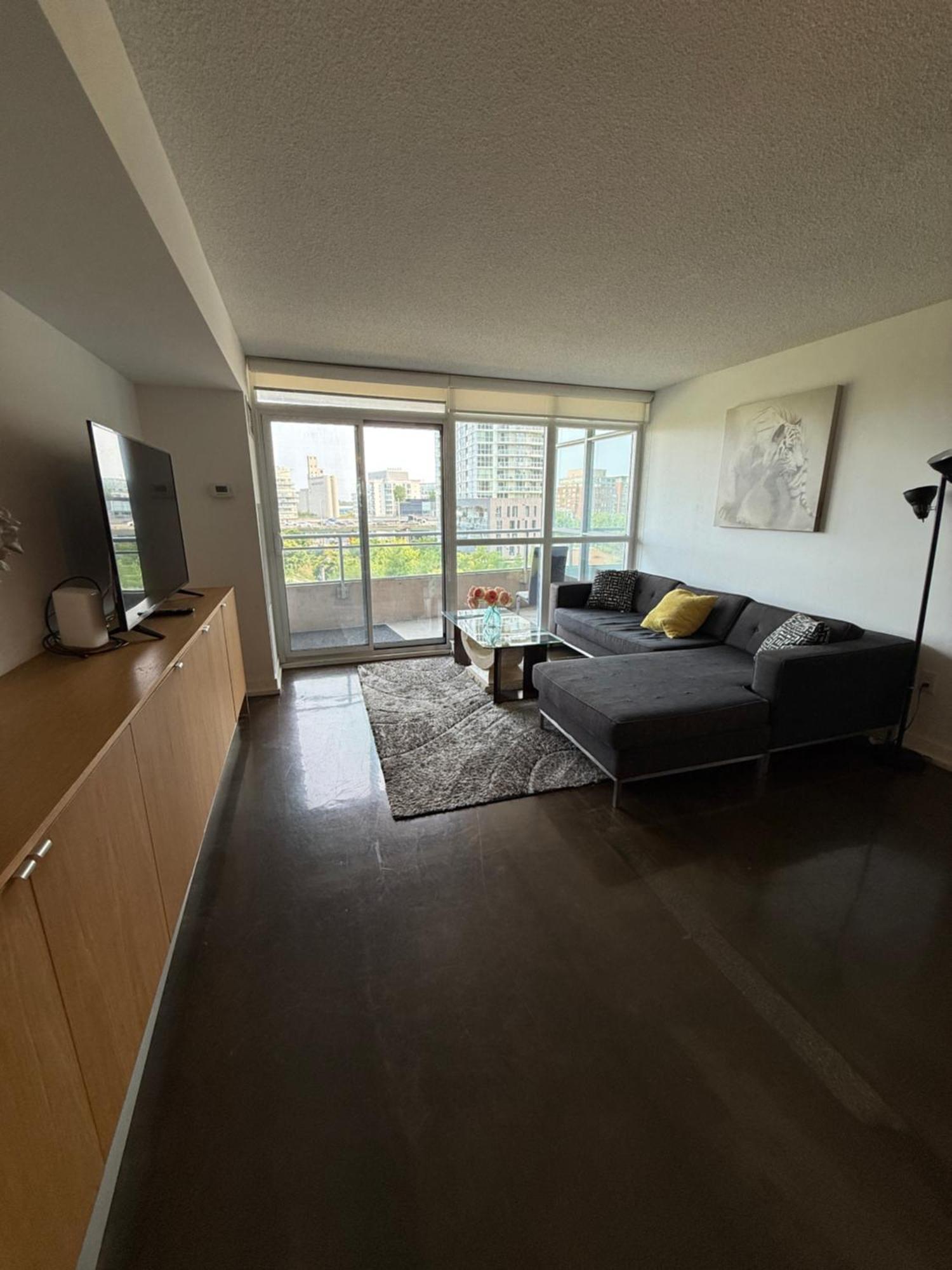 Downtown Luxurious Stylish 3 Bedroom 3 Bath 2 Balconies Near Rogers Centre Lakeview *