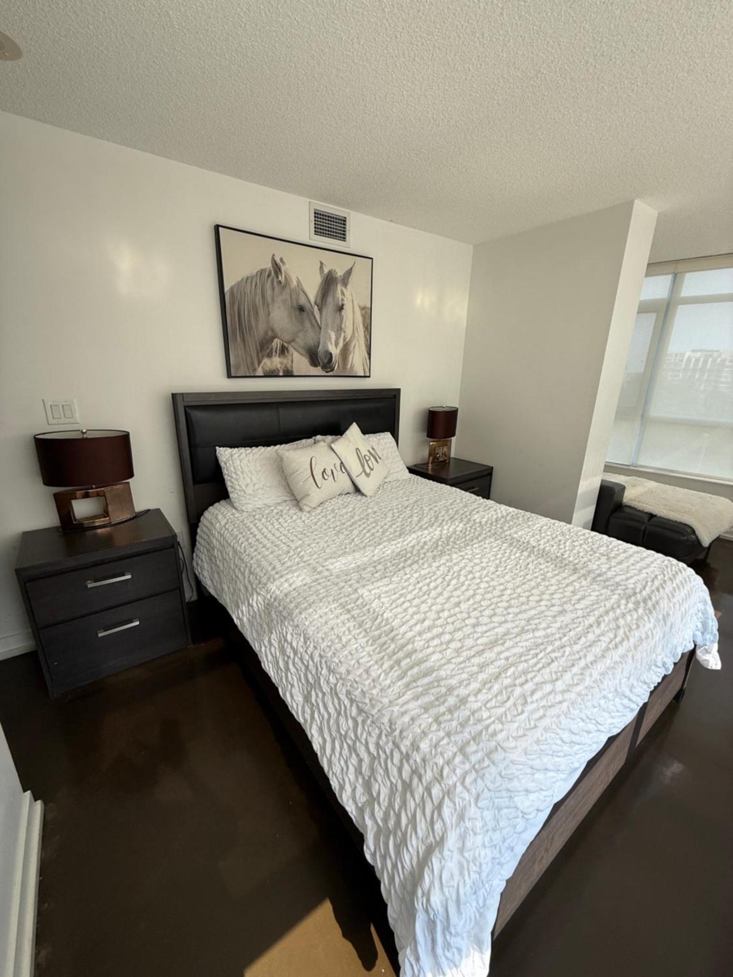 Downtown Luxurious Stylish 3 Bedroom 3 Bath 2 Balconies Near Rogers Centre Lakeview * Toronto