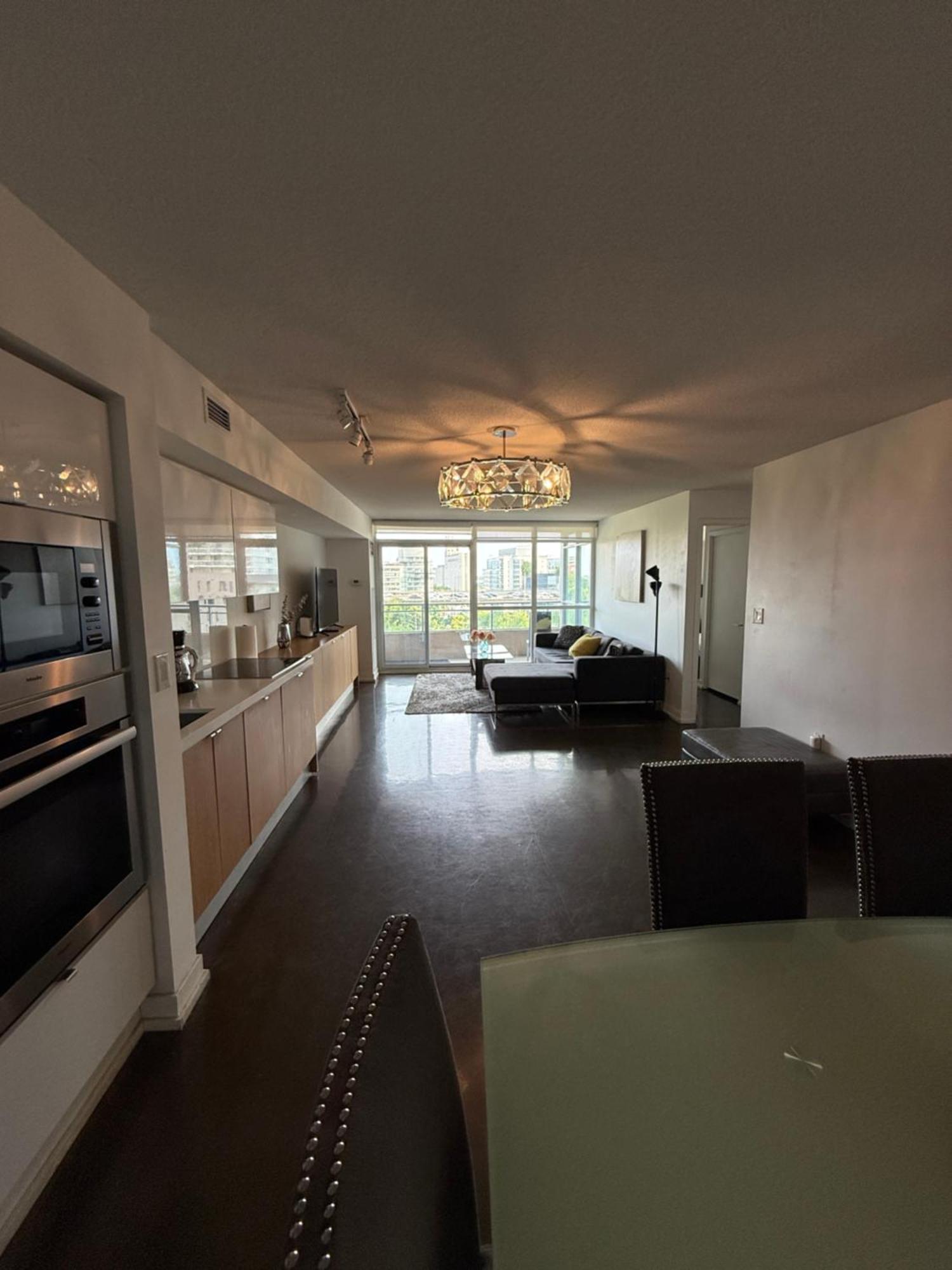Downtown Luxurious Stylish 3 Bedroom 3 Bath 2 Balconies Near Rogers Centre Lakeview