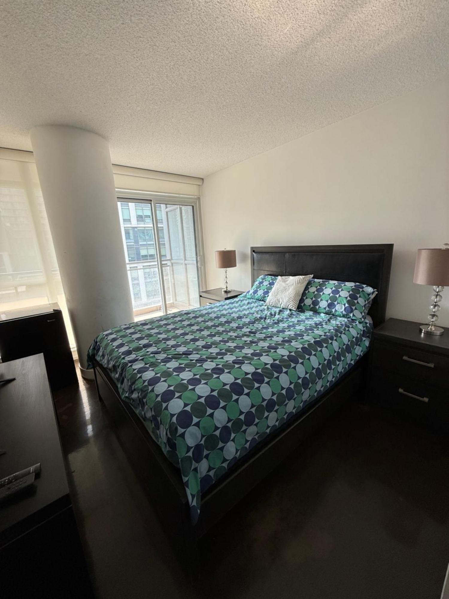 Downtown Luxurious Stylish 3 Bedroom 3 Bath 2 Balconies Near Rogers Centre Lakeview Apartment