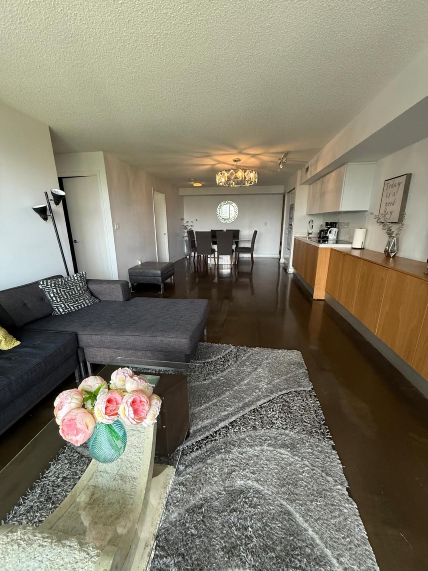 Downtown Luxurious Stylish 3 Bedroom 3 Bath 2 Balconies Near Rogers Centre Lakeview Apartment *