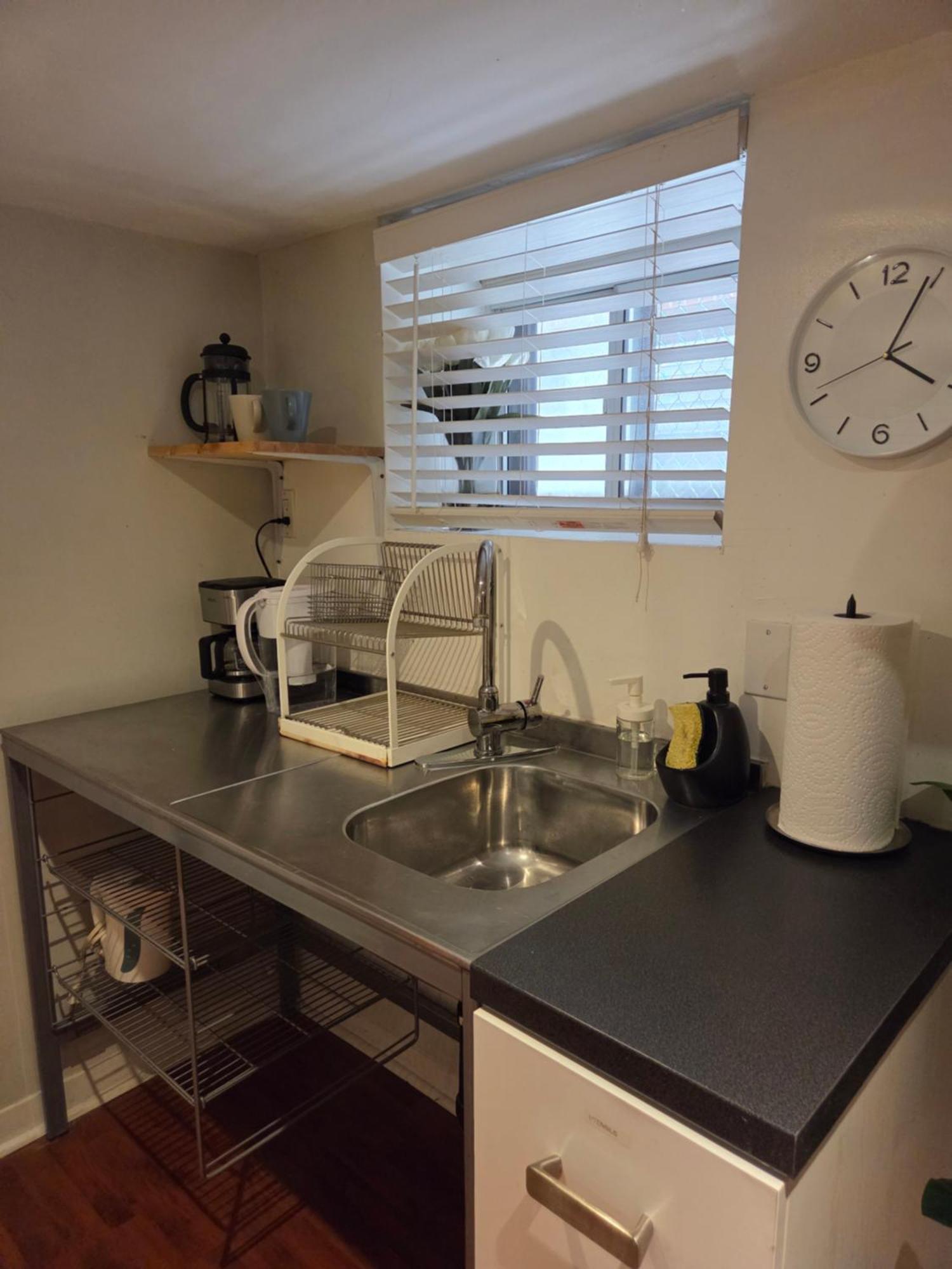 Charming Basement With Private Entrance Near Subway, Koreatown & Uoft