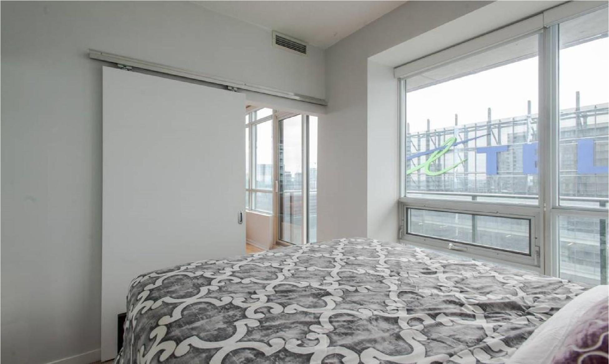 Downtown Core Two Bedroom With Cn Tower View, Free Parking Homestay Toronto